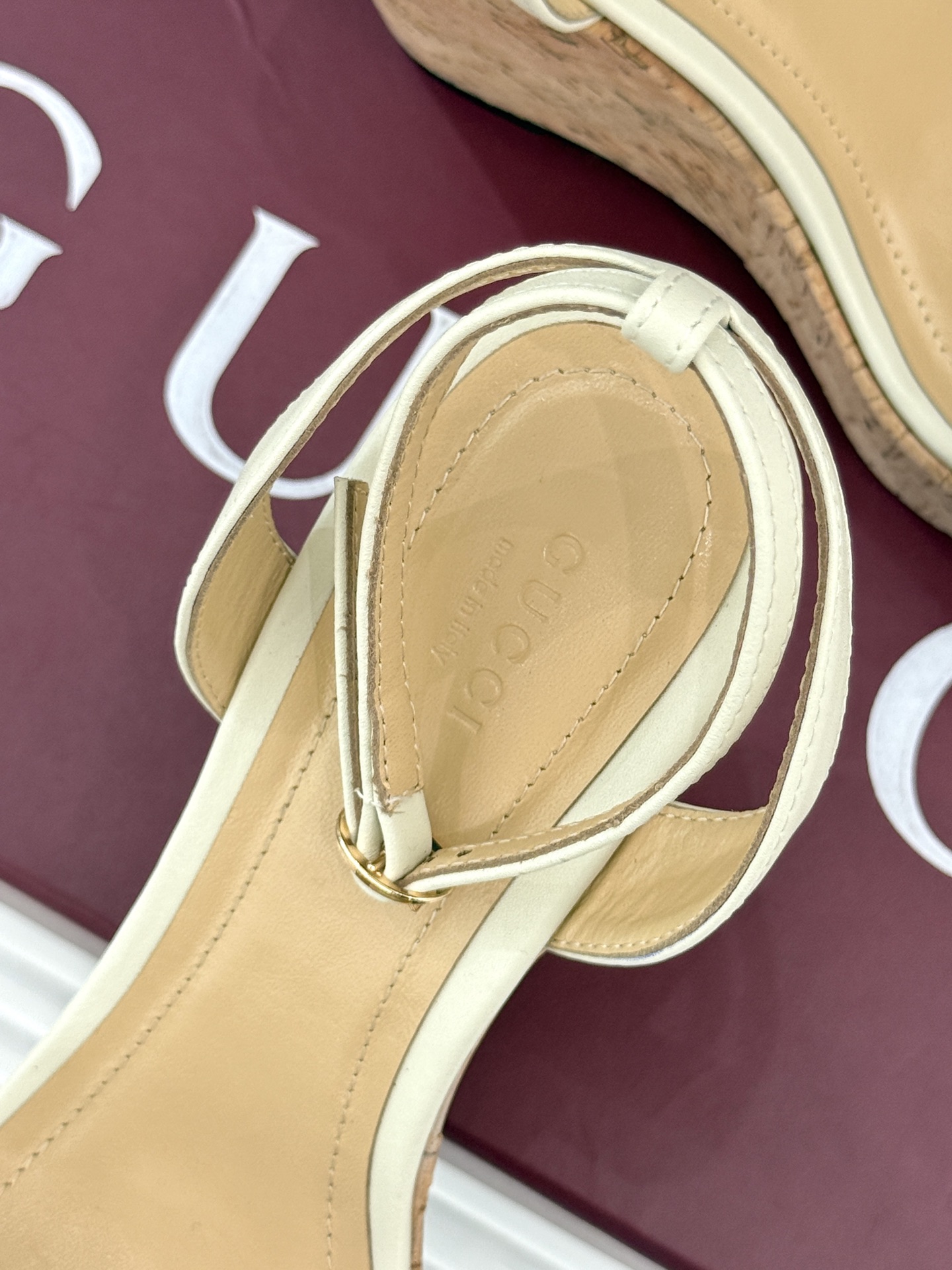 Gucci/古驰经典马衔扣坡跟凉鞋当G家标志性马衔扣 邂逅时髦坡跟一场华丽与舒适兼得的时尚盛宴就此开启。