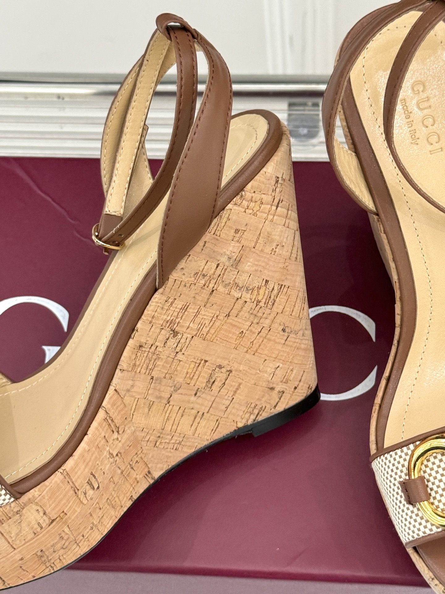 Gucci/古驰经典马衔扣坡跟凉鞋当G家标志性马衔扣 邂逅时髦坡跟一场华丽与舒适兼得的时尚盛宴就此开启。
