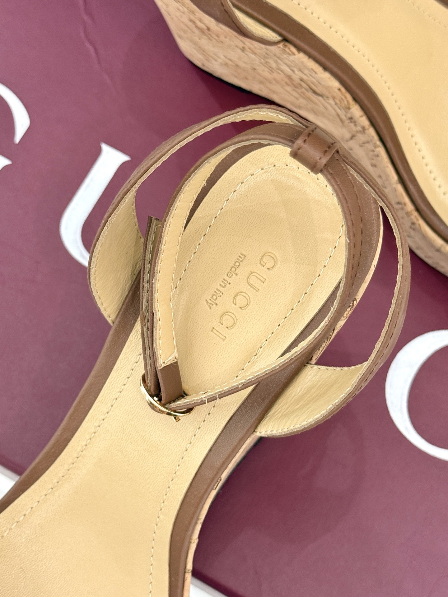 Gucci/古驰经典马衔扣坡跟凉鞋当G家标志性马衔扣 邂逅时髦坡跟一场华丽与舒适兼得的时尚盛宴就此开启。