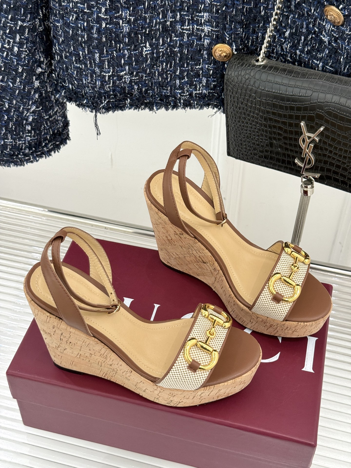 Gucci/古驰经典马衔扣坡跟凉鞋当G家标志性马衔扣 邂逅时髦坡跟一场华丽与舒适兼得的时尚盛宴就此开启。