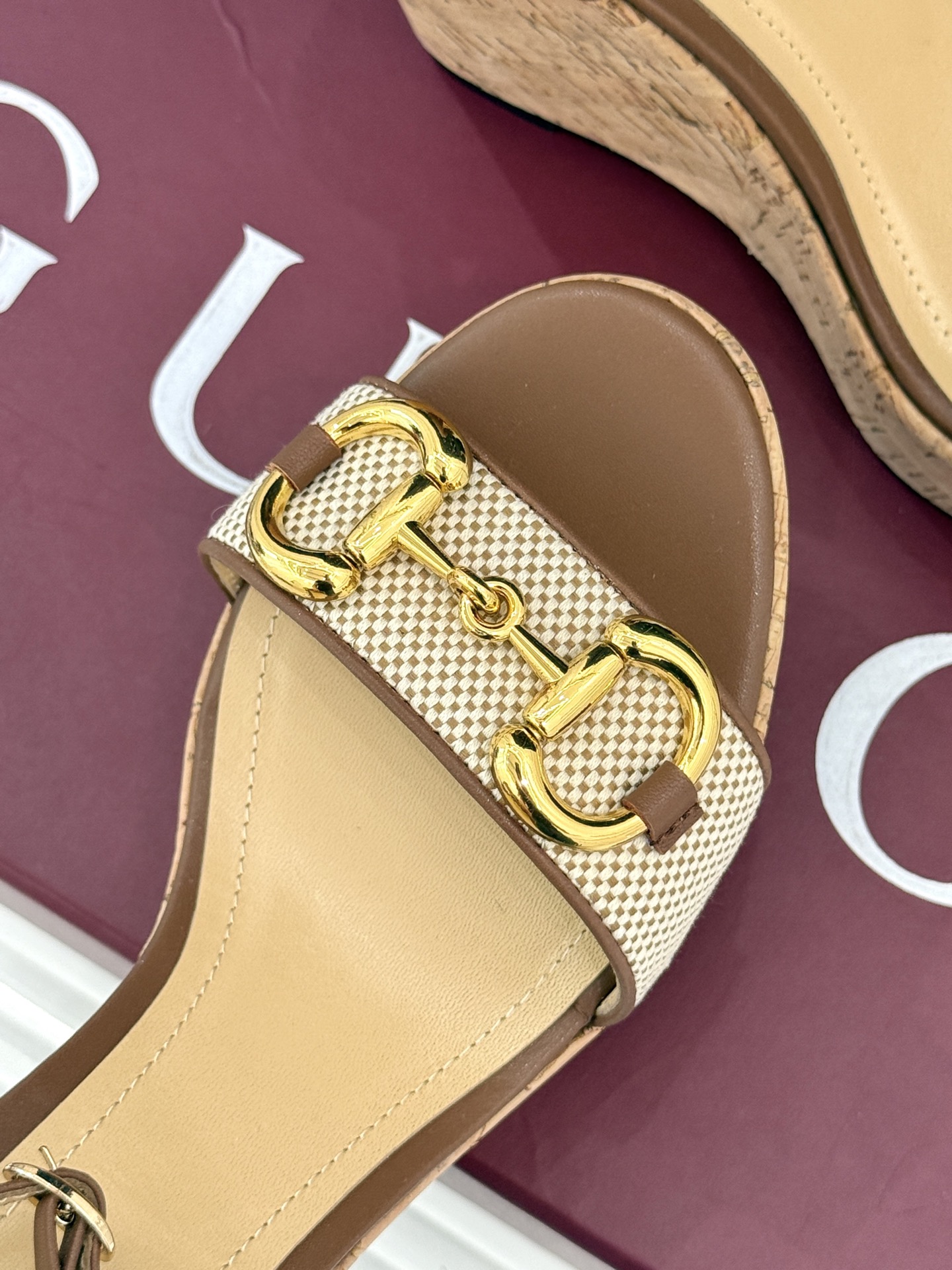 Gucci/古驰经典马衔扣坡跟凉鞋当G家标志性马衔扣 邂逅时髦坡跟一场华丽与舒适兼得的时尚盛宴就此开启。