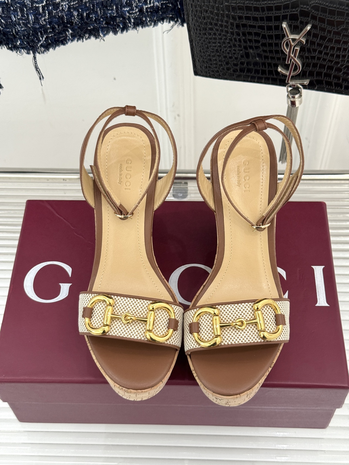 Gucci/古驰经典马衔扣坡跟凉鞋当G家标志性马衔扣 邂逅时髦坡跟一场华丽与舒适兼得的时尚盛宴就此开启。