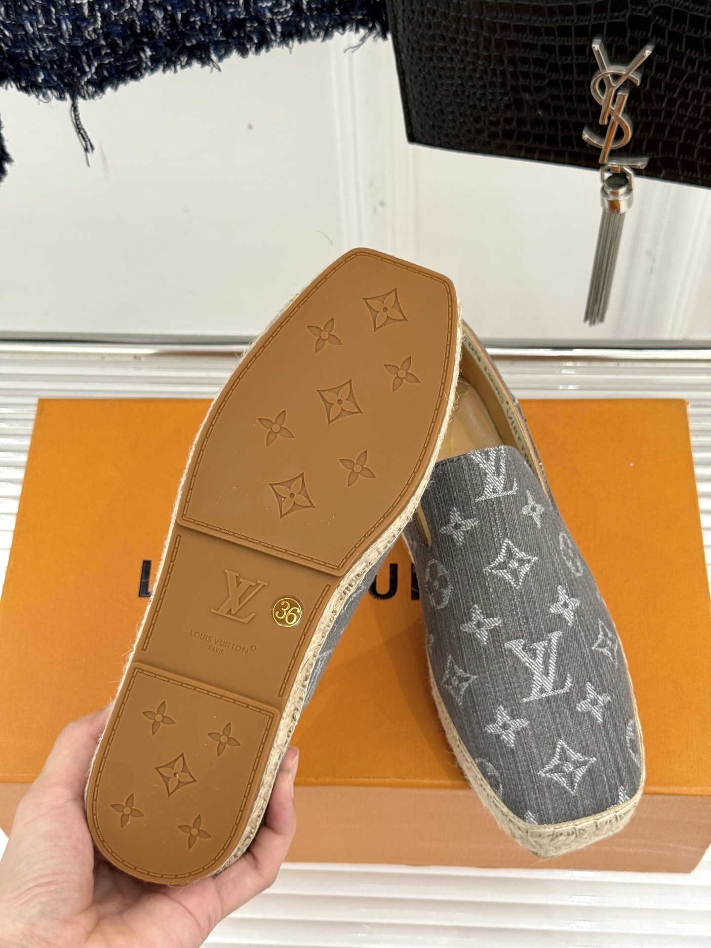 L*V驴牌25WF新品老花樱桃系列渔夫鞋这双鞋的设计灵感来自于村上隆标志性的樱桃元素明媚的色彩与Mono