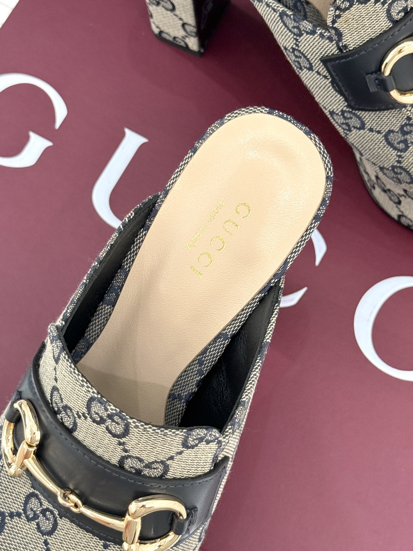 Gucci/古驰25WF新品防水台马衔扣高跟拖鞋承袭品牌马术本源的传奇印记标志性马衔扣以浅金色调闪耀鞋面