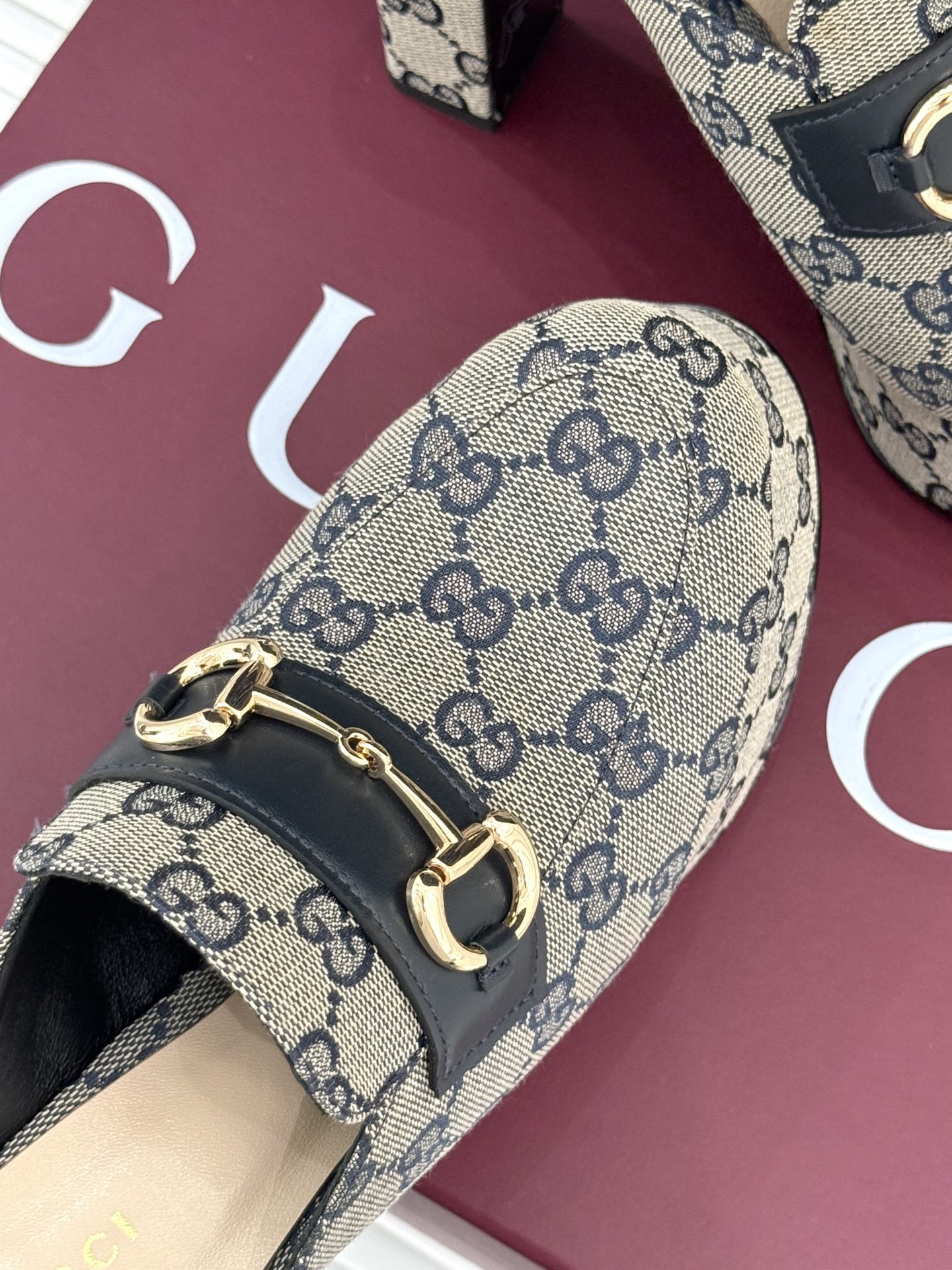 Gucci/古驰25WF新品防水台马衔扣高跟拖鞋承袭品牌马术本源的传奇印记标志性马衔扣以浅金色调闪耀鞋面
