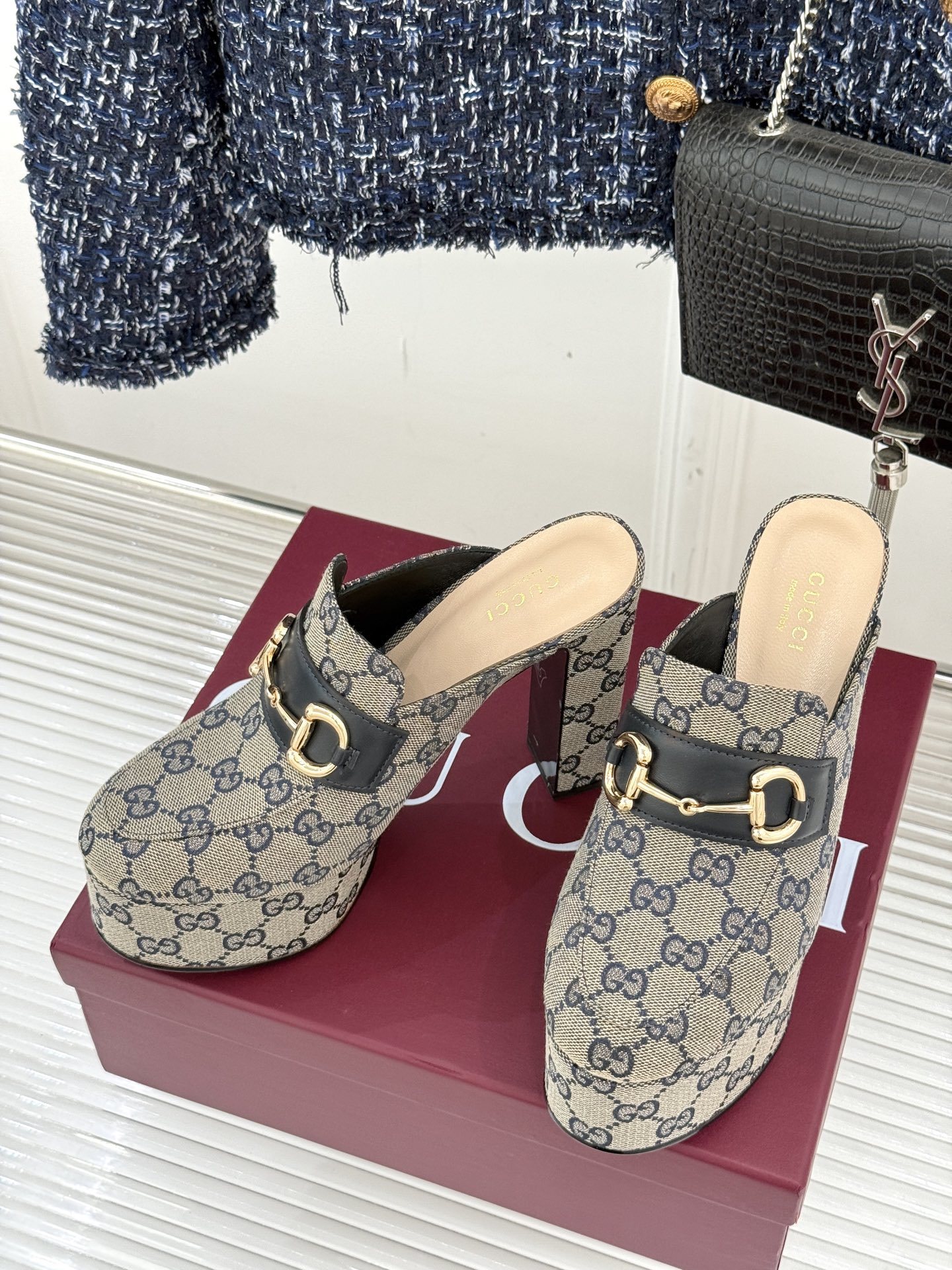 Gucci/古驰25WF新品防水台马衔扣高跟拖鞋承袭品牌马术本源的传奇印记标志性马衔扣以浅金色调闪耀鞋面