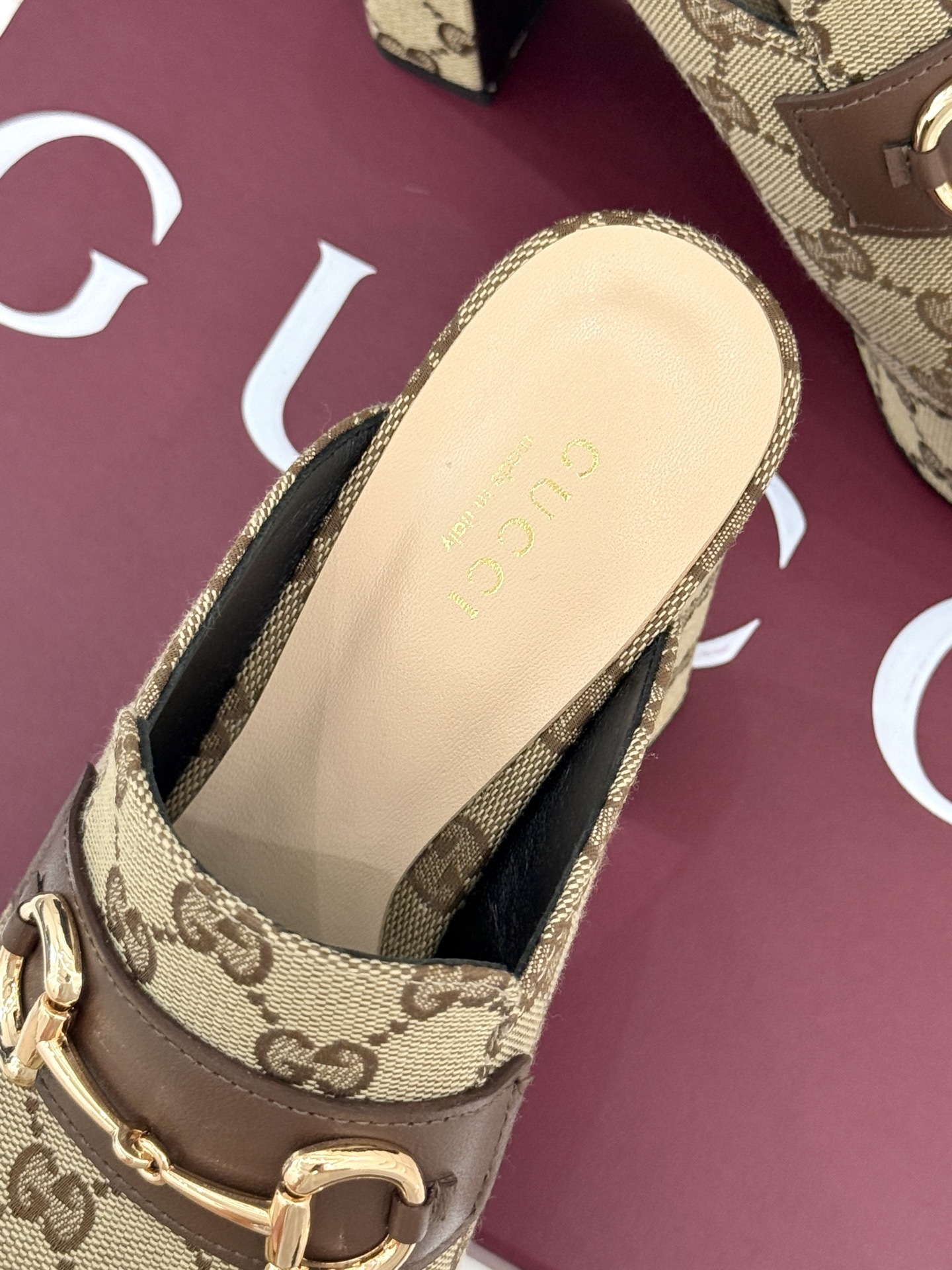 Gucci/古驰25WF新品防水台马衔扣高跟拖鞋承袭品牌马术本源的传奇印记标志性马衔扣以浅金色调闪耀鞋面