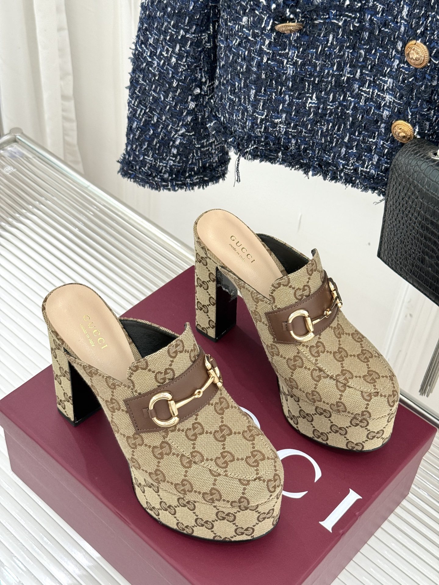 Gucci/古驰25WF新品防水台马衔扣高跟拖鞋承袭品牌马术本源的传奇印记标志性马衔扣以浅金色调闪耀鞋面