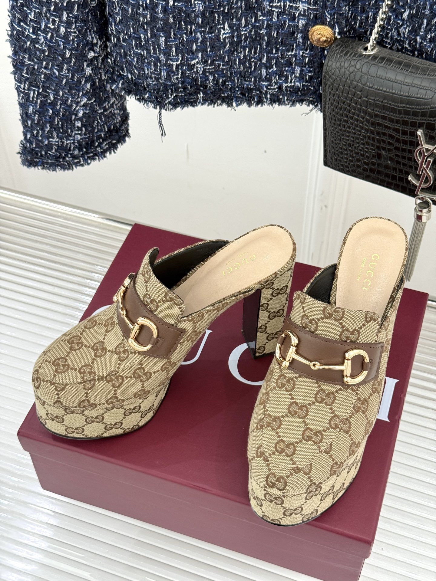 Gucci/古驰25WF新品防水台马衔扣高跟拖鞋承袭品牌马术本源的传奇印记标志性马衔扣以浅金色调闪耀鞋面