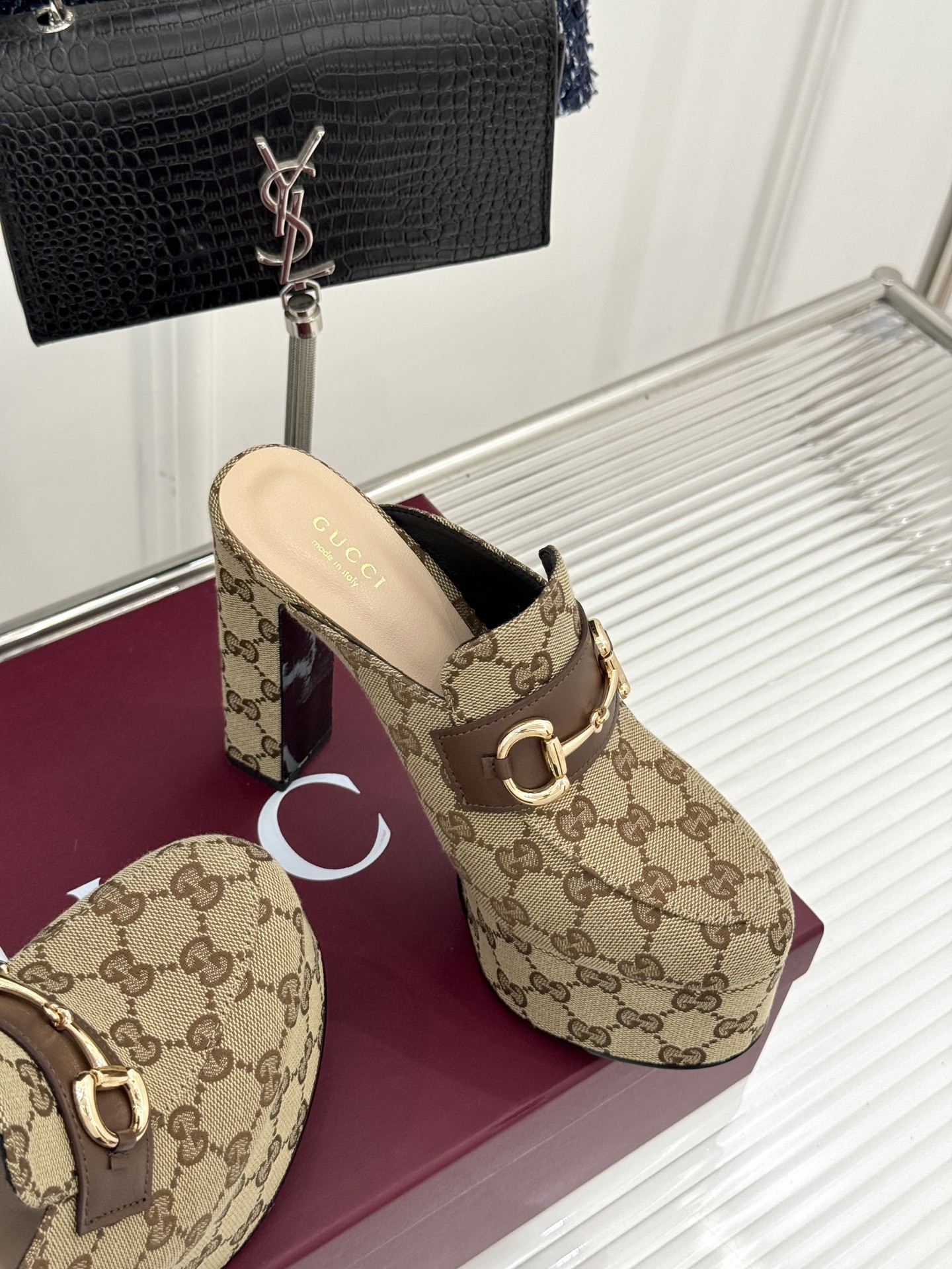 Gucci/古驰25WF新品防水台马衔扣高跟拖鞋承袭品牌马术本源的传奇印记标志性马衔扣以浅金色调闪耀鞋面