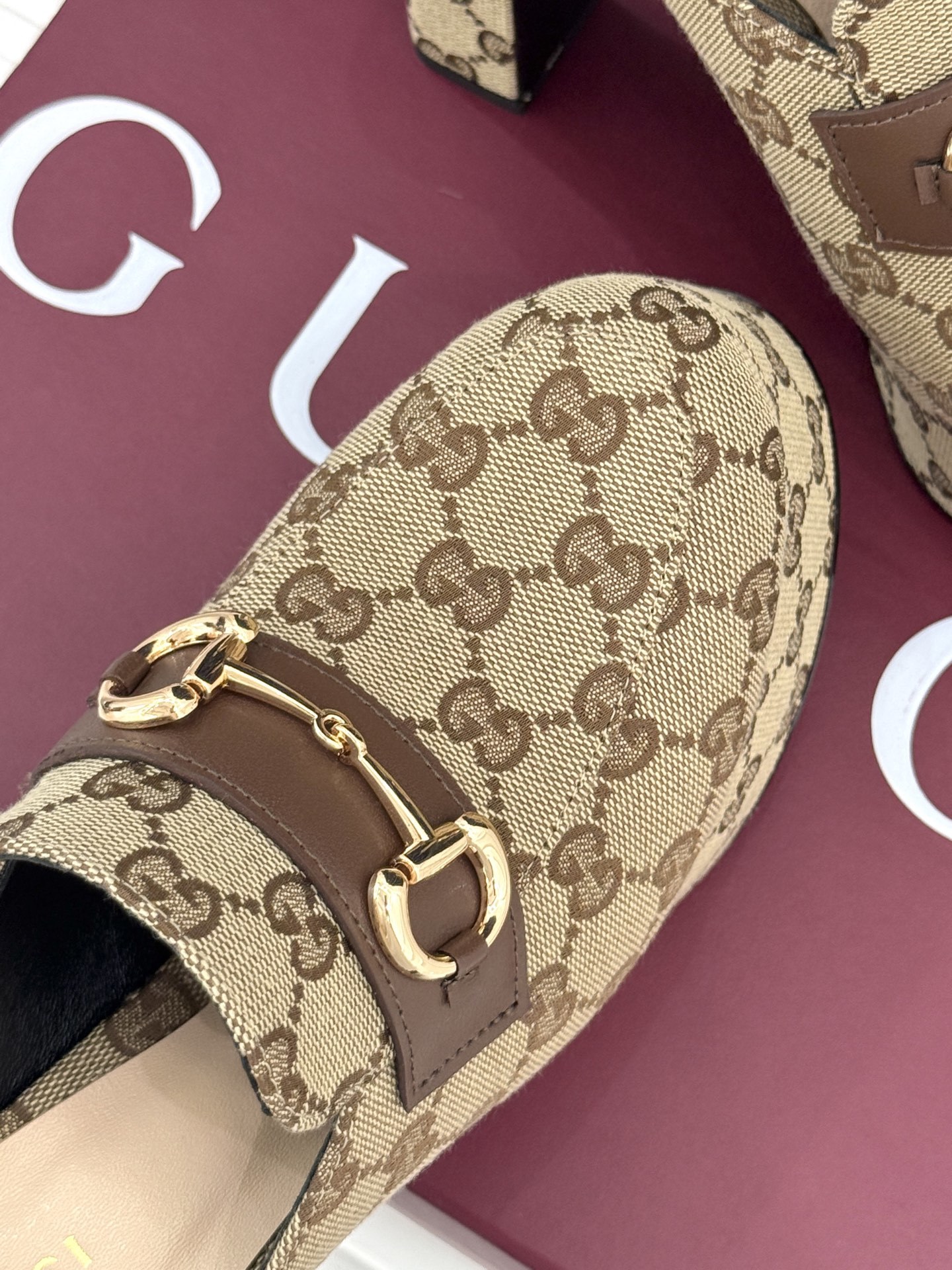 Gucci/古驰25WF新品防水台马衔扣高跟拖鞋承袭品牌马术本源的传奇印记标志性马衔扣以浅金色调闪耀鞋面