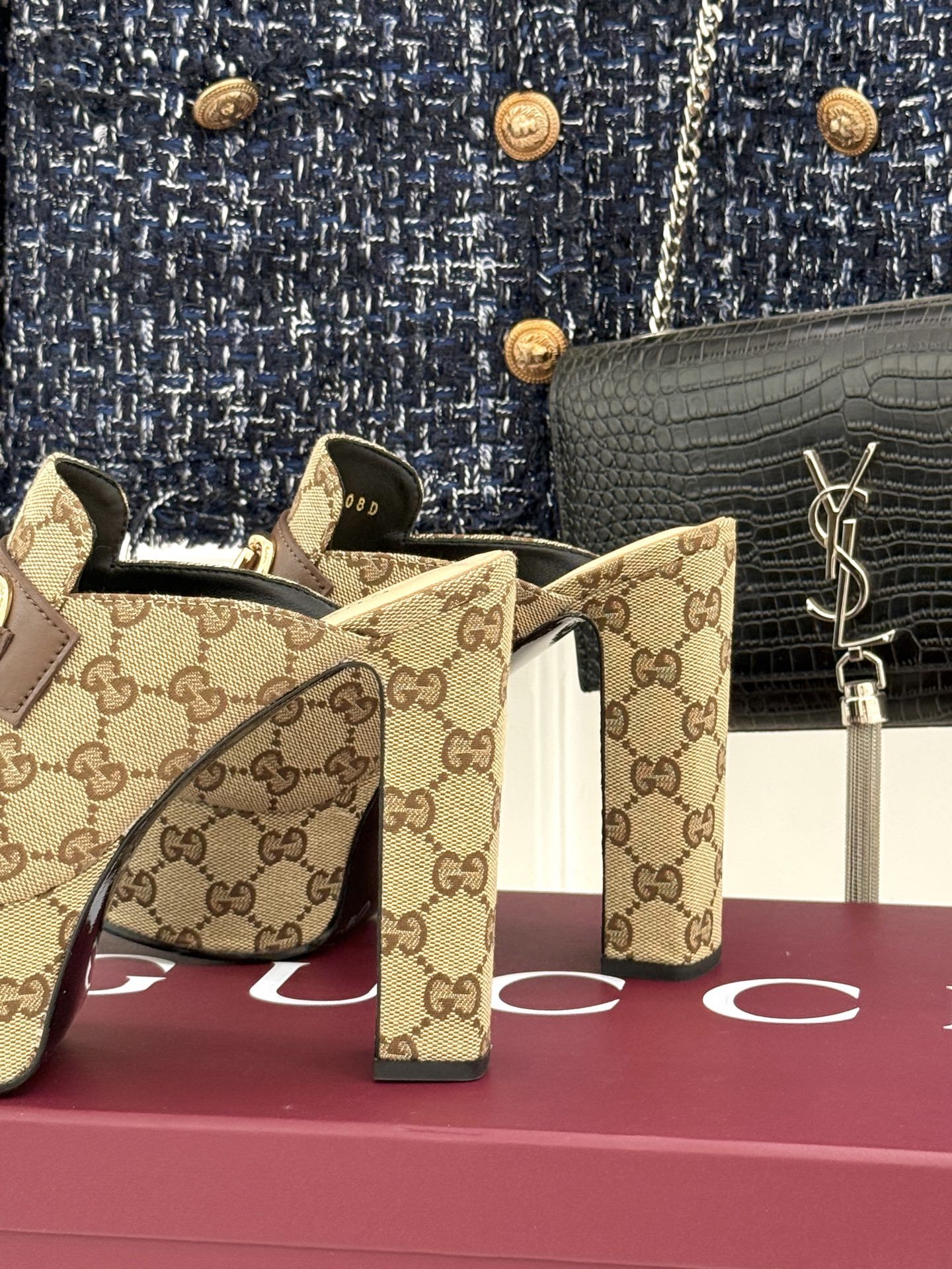 Gucci/古驰25WF新品防水台马衔扣高跟拖鞋承袭品牌马术本源的传奇印记标志性马衔扣以浅金色调闪耀鞋面