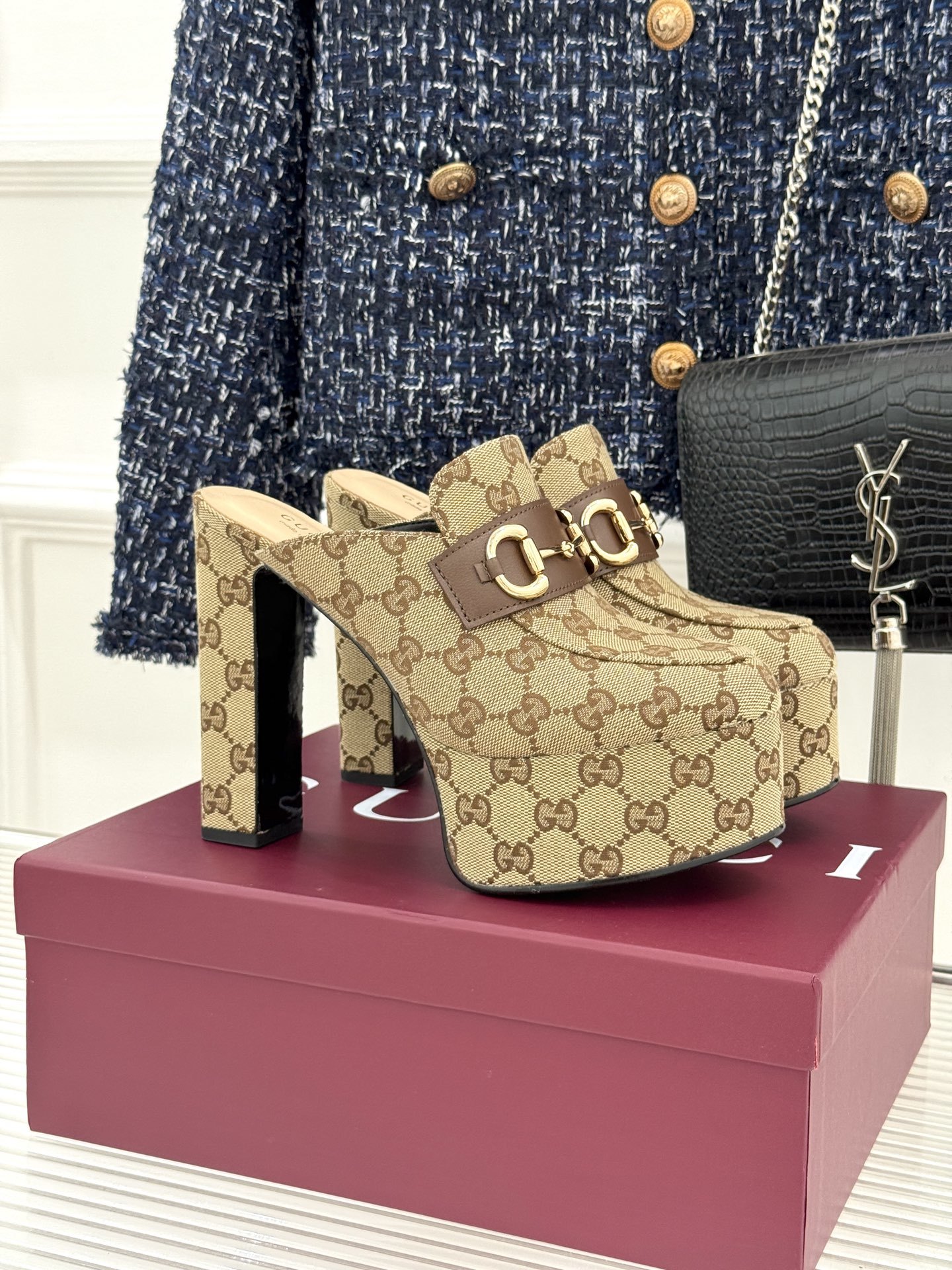 Gucci/古驰25WF新品防水台马衔扣高跟拖鞋承袭品牌马术本源的传奇印记标志性马衔扣以浅金色调闪耀鞋面