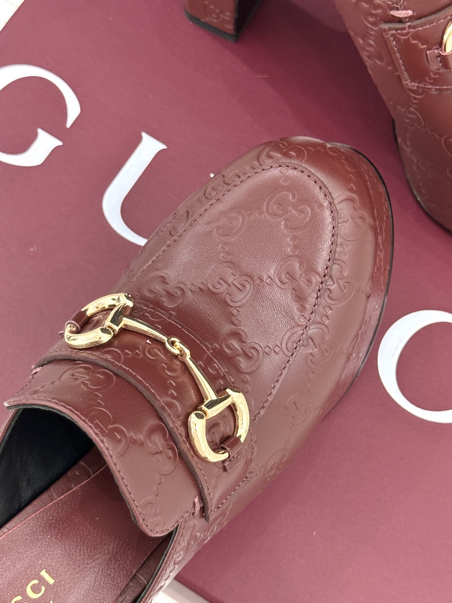 Gucci/古驰25WF新品防水台马衔扣高跟拖鞋承袭品牌马术本源的传奇印记标志性马衔扣以浅金色调闪耀鞋面
