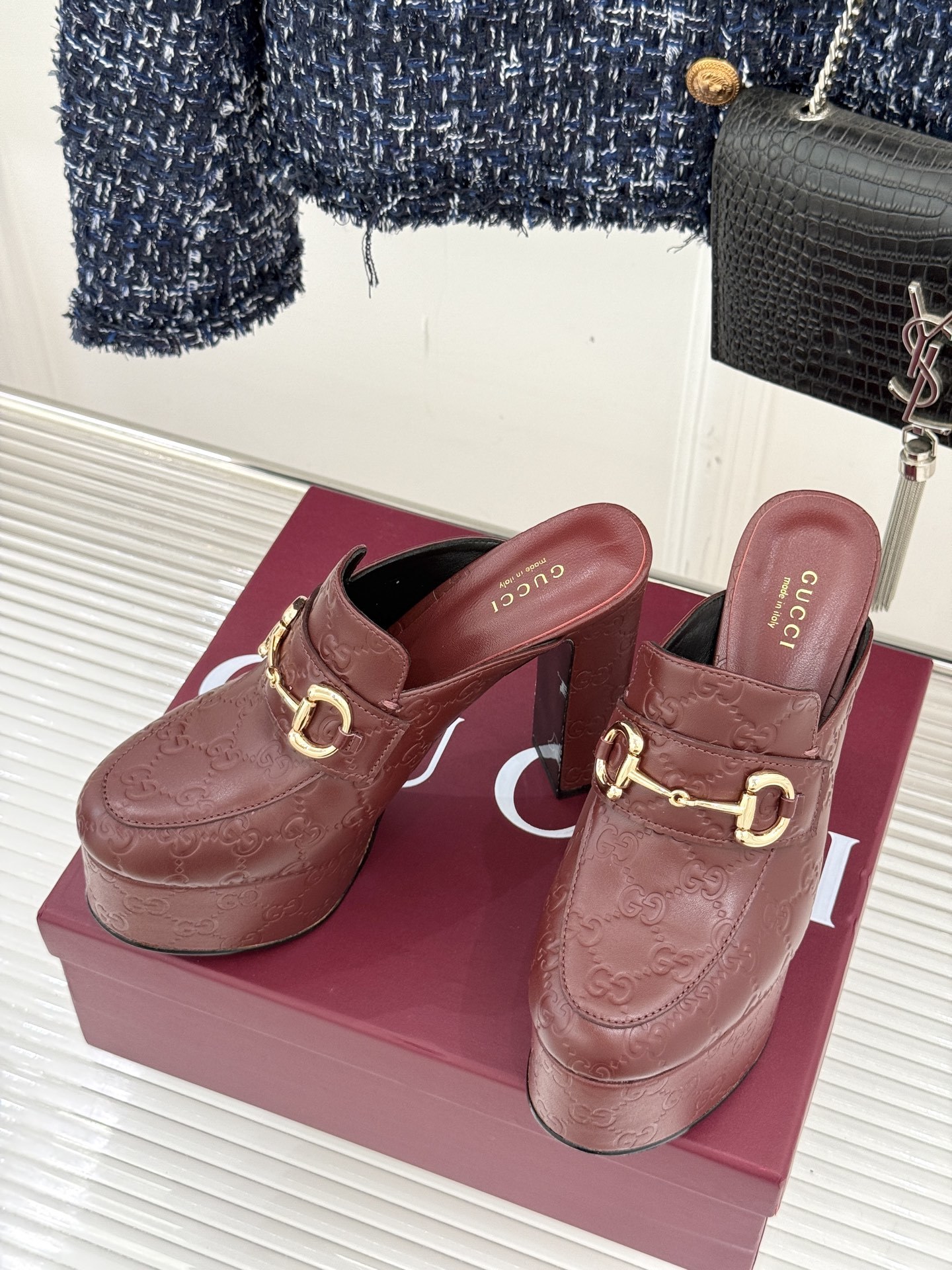 Gucci/古驰25WF新品防水台马衔扣高跟拖鞋承袭品牌马术本源的传奇印记标志性马衔扣以浅金色调闪耀鞋面