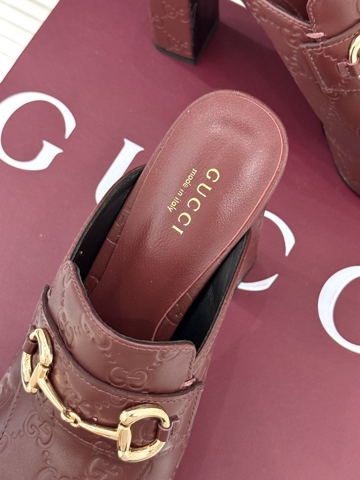Gucci/古驰25WF新品防水台马衔扣高跟拖鞋承袭品牌马术本源的传奇印记标志性马衔扣以浅金色调闪耀鞋面