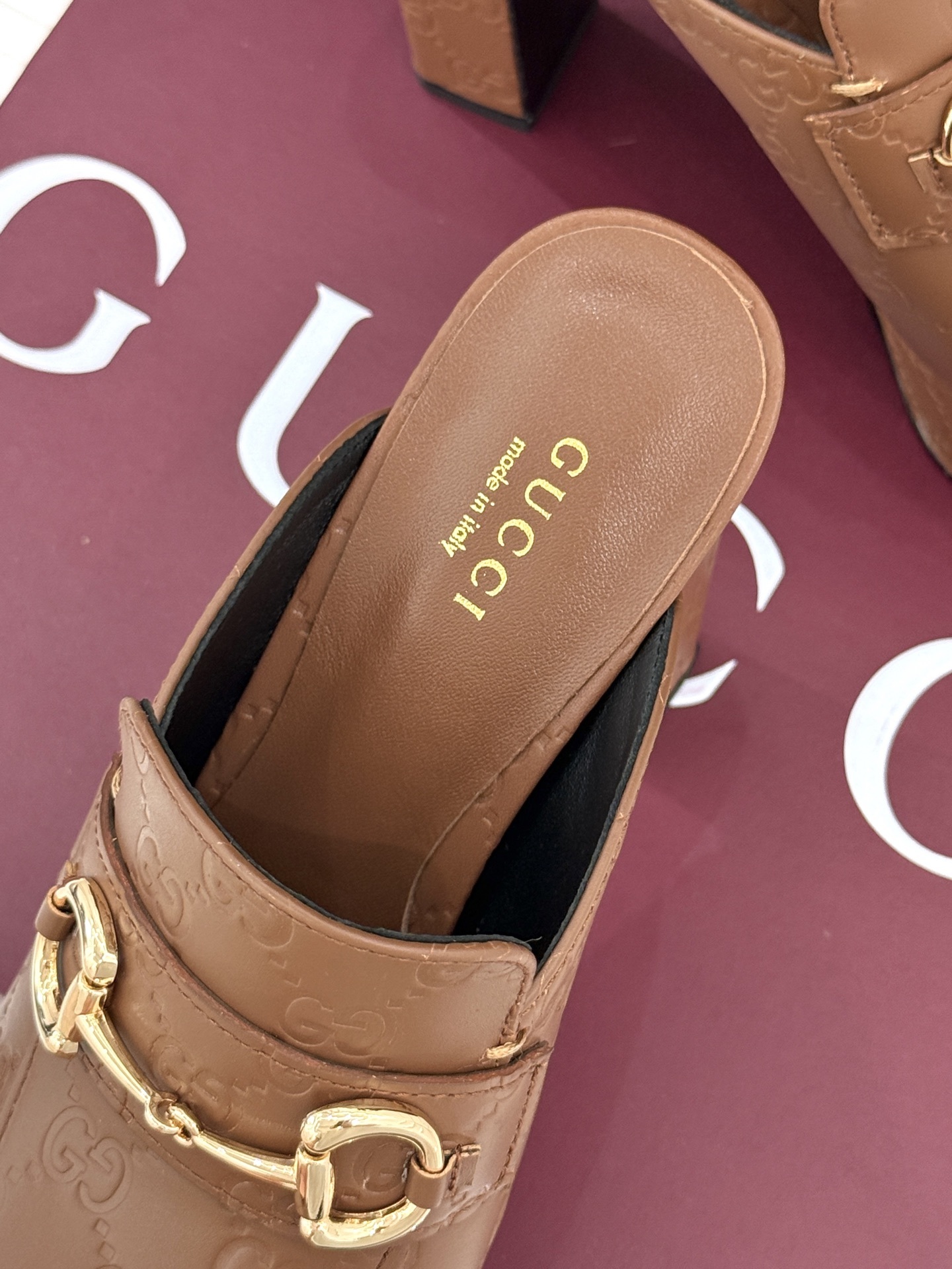 Gucci/古驰25WF新品防水台马衔扣高跟拖鞋承袭品牌马术本源的传奇印记标志性马衔扣以浅金色调闪耀鞋面