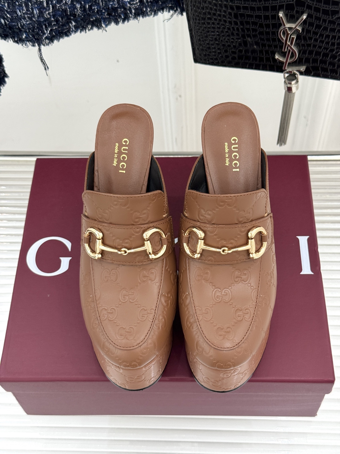 Gucci/古驰25WF新品防水台马衔扣高跟拖鞋承袭品牌马术本源的传奇印记标志性马衔扣以浅金色调闪耀鞋面