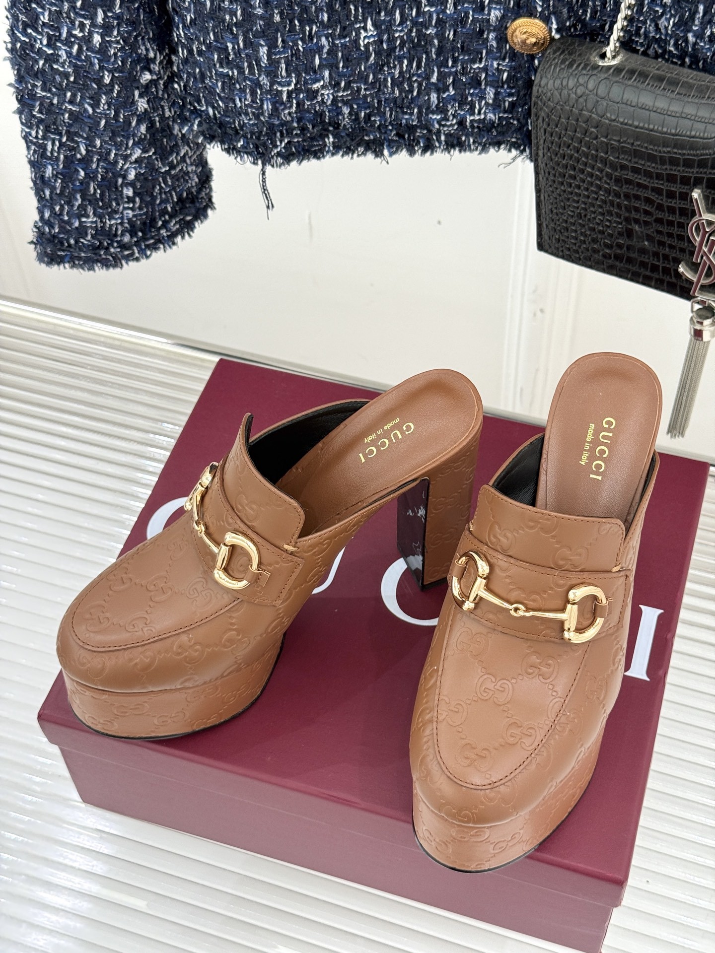 Gucci/古驰25WF新品防水台马衔扣高跟拖鞋承袭品牌马术本源的传奇印记标志性马衔扣以浅金色调闪耀鞋面