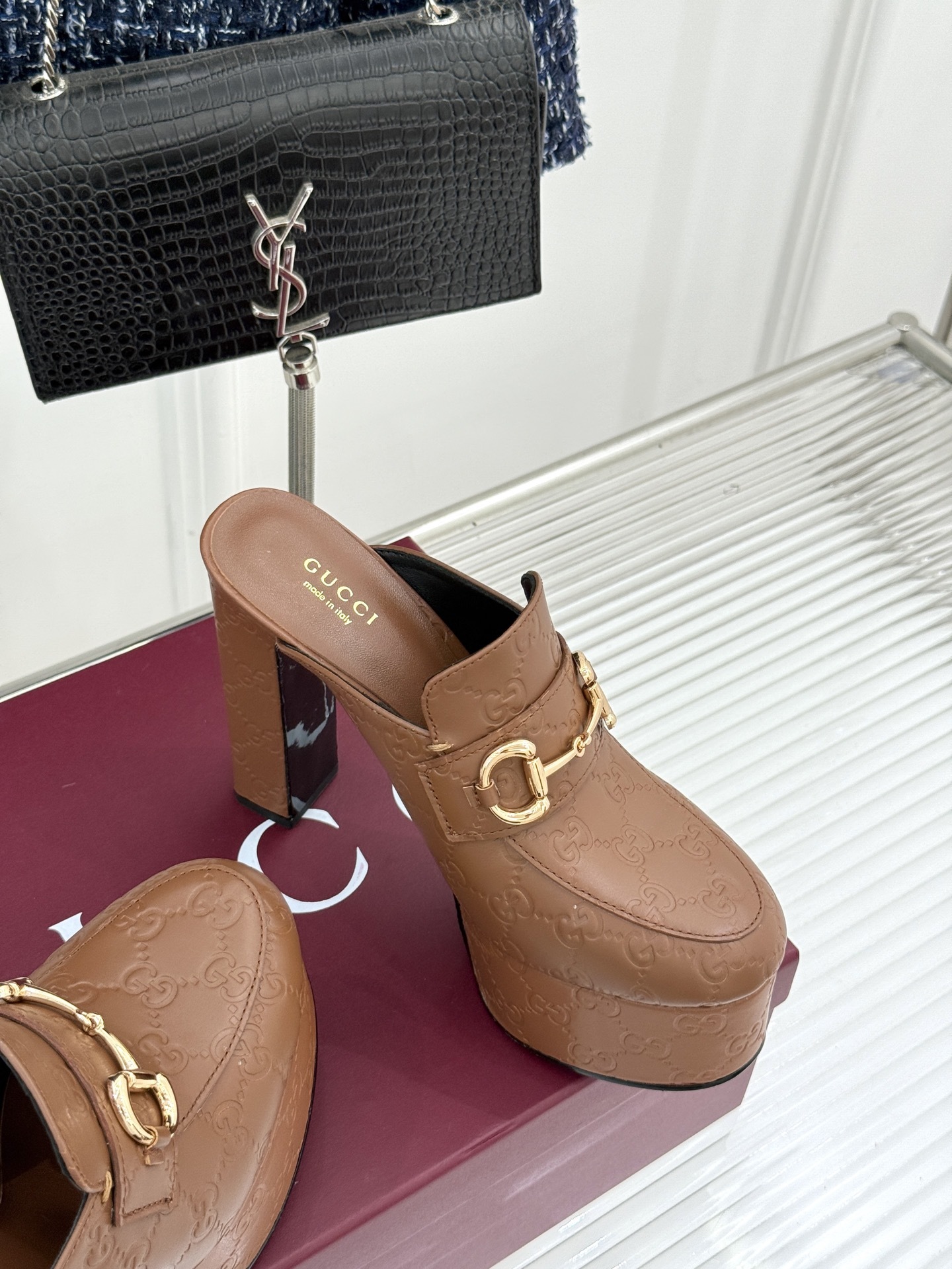 Gucci/古驰25WF新品防水台马衔扣高跟拖鞋承袭品牌马术本源的传奇印记标志性马衔扣以浅金色调闪耀鞋面