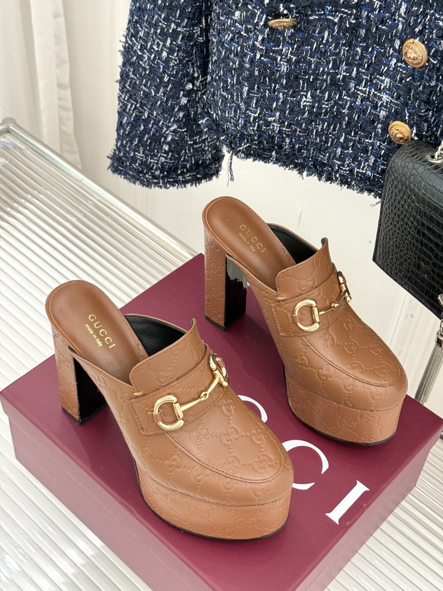 Gucci/古驰25WF新品防水台马衔扣高跟拖鞋承袭品牌马术本源的传奇印记标志性马衔扣以浅金色调闪耀鞋面