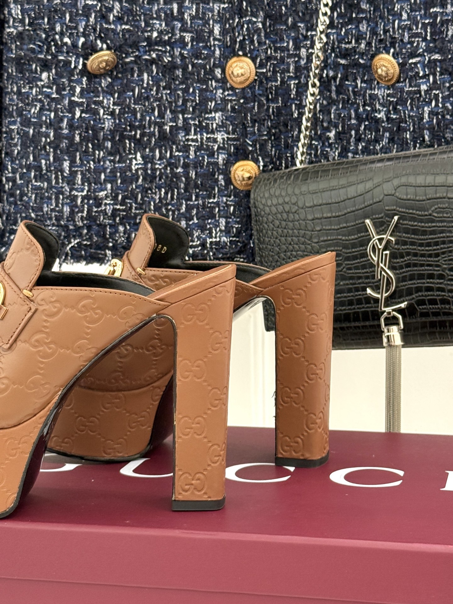 Gucci/古驰25WF新品防水台马衔扣高跟拖鞋承袭品牌马术本源的传奇印记标志性马衔扣以浅金色调闪耀鞋面
