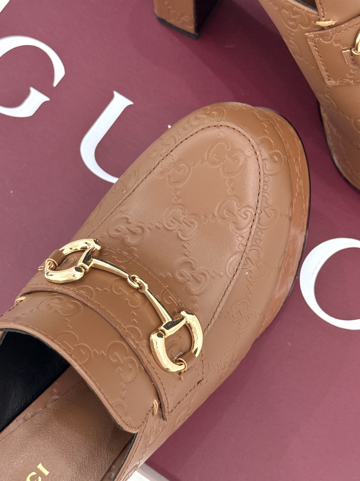 Gucci/古驰25WF新品防水台马衔扣高跟拖鞋承袭品牌马术本源的传奇印记标志性马衔扣以浅金色调闪耀鞋面