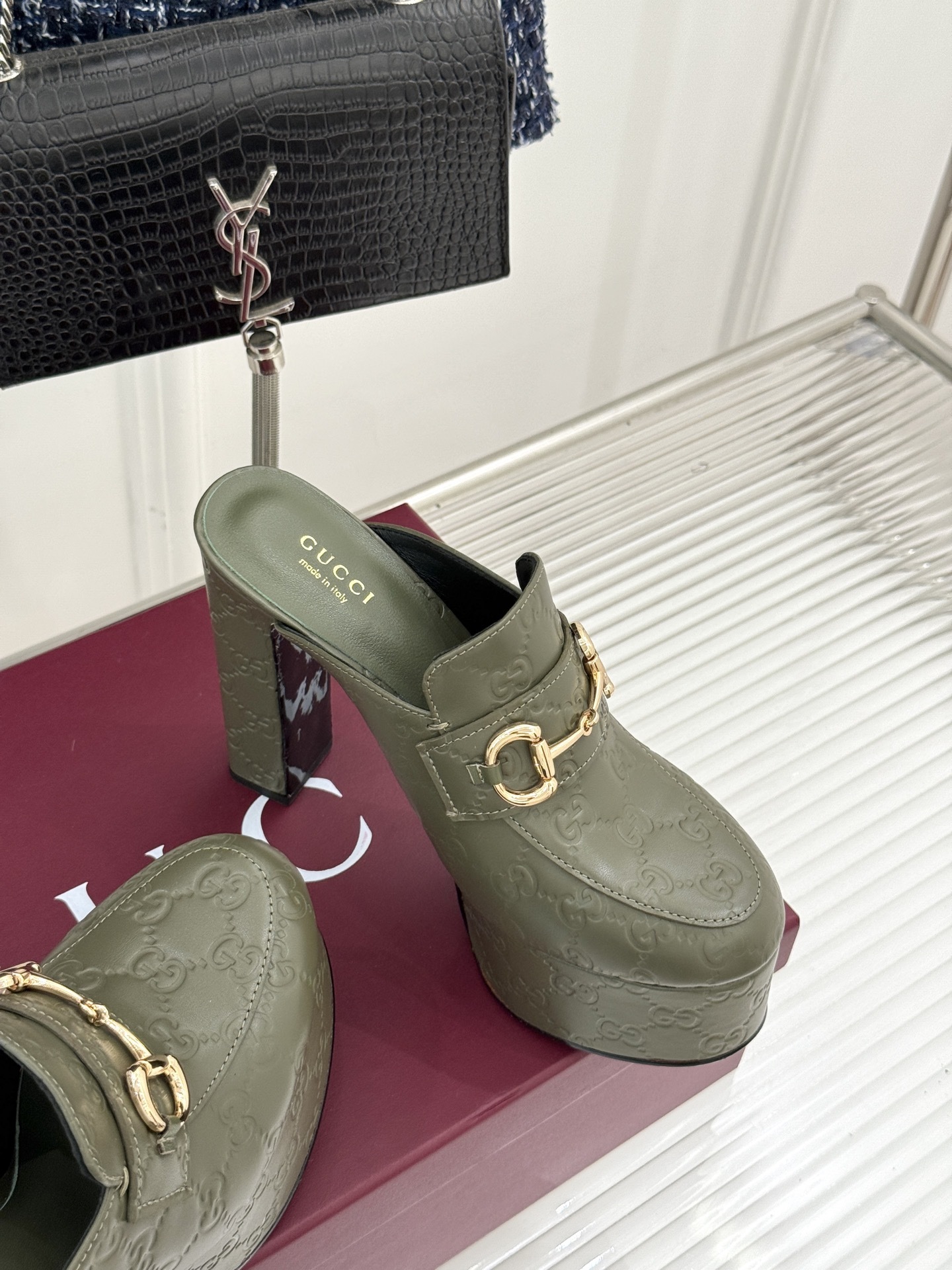 Gucci/古驰25WF新品防水台马衔扣高跟拖鞋承袭品牌马术本源的传奇印记标志性马衔扣以浅金色调闪耀鞋面