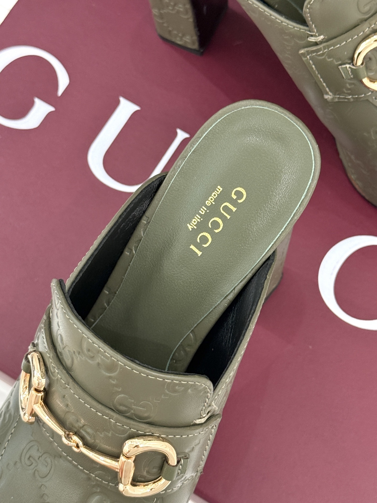 Gucci/古驰25WF新品防水台马衔扣高跟拖鞋承袭品牌马术本源的传奇印记标志性马衔扣以浅金色调闪耀鞋面