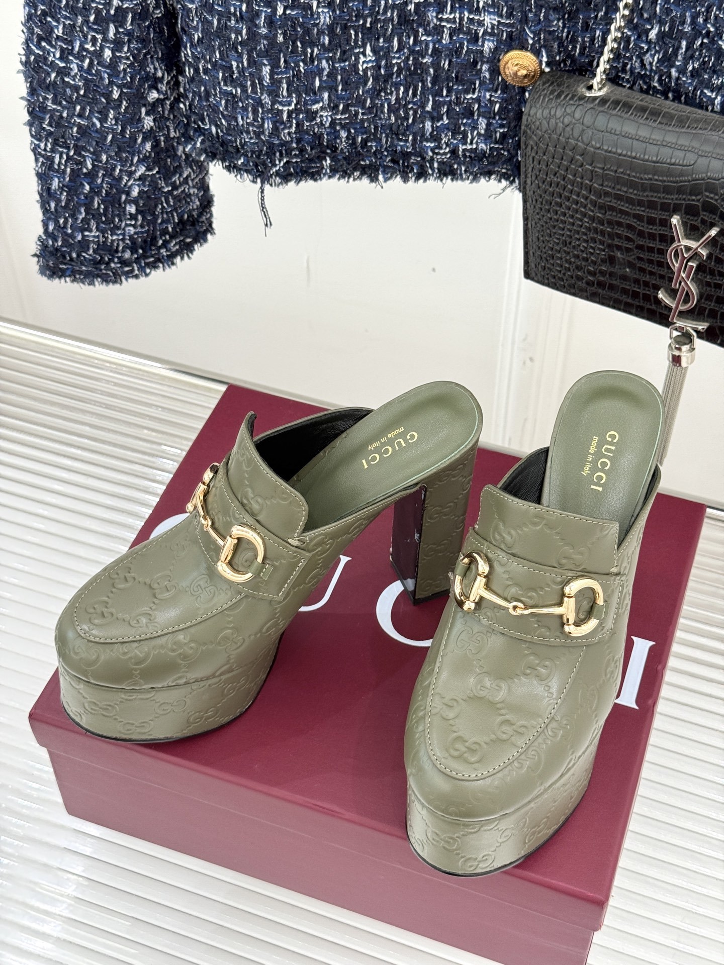 Gucci/古驰25WF新品防水台马衔扣高跟拖鞋承袭品牌马术本源的传奇印记标志性马衔扣以浅金色调闪耀鞋面