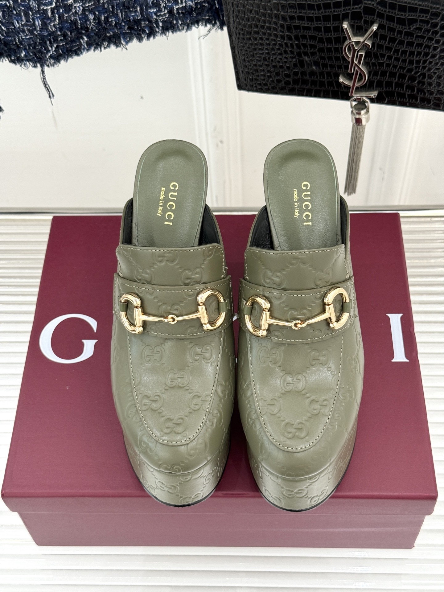 Gucci/古驰25WF新品防水台马衔扣高跟拖鞋承袭品牌马术本源的传奇印记标志性马衔扣以浅金色调闪耀鞋面