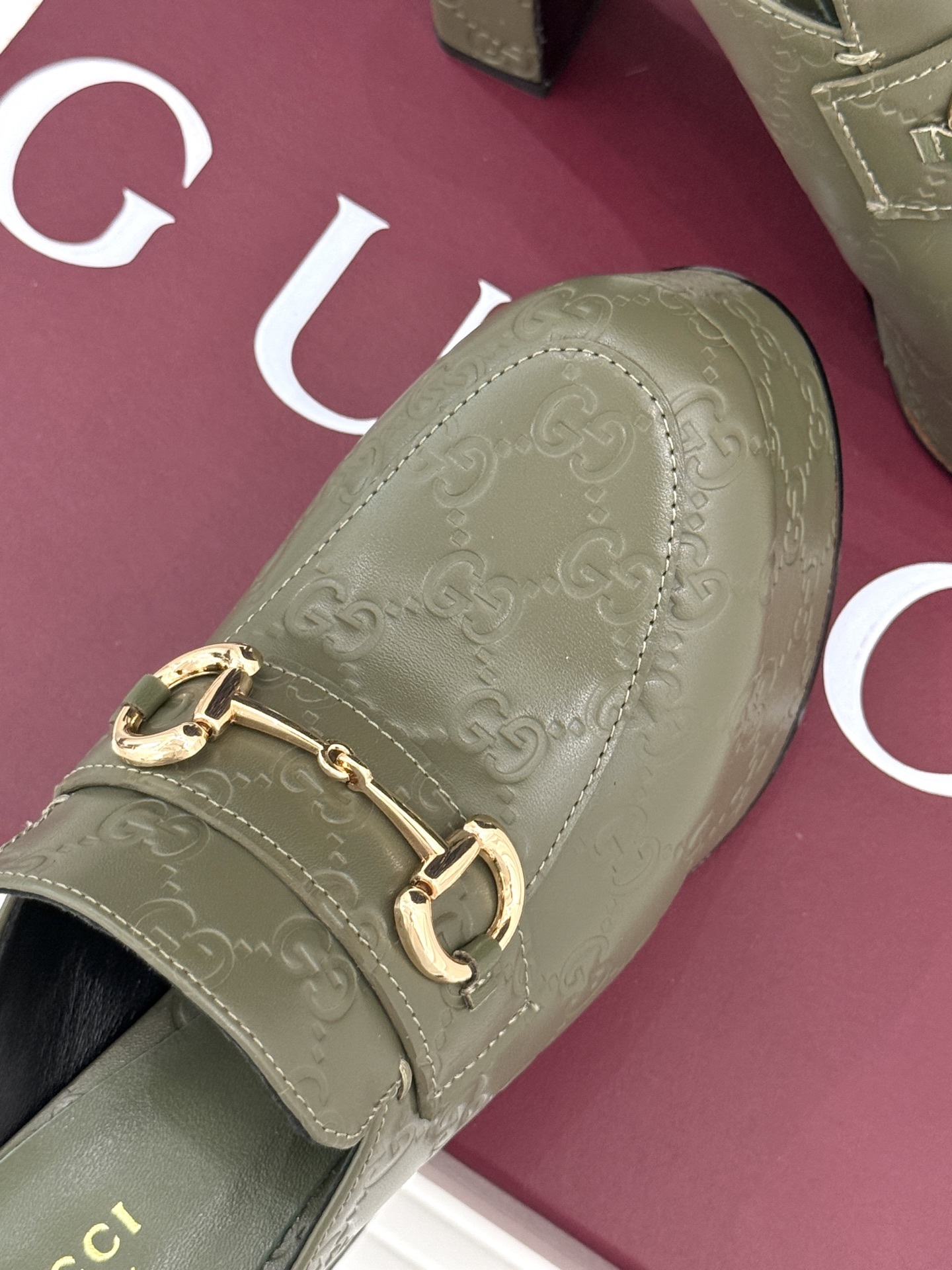 Gucci/古驰25WF新品防水台马衔扣高跟拖鞋承袭品牌马术本源的传奇印记标志性马衔扣以浅金色调闪耀鞋面