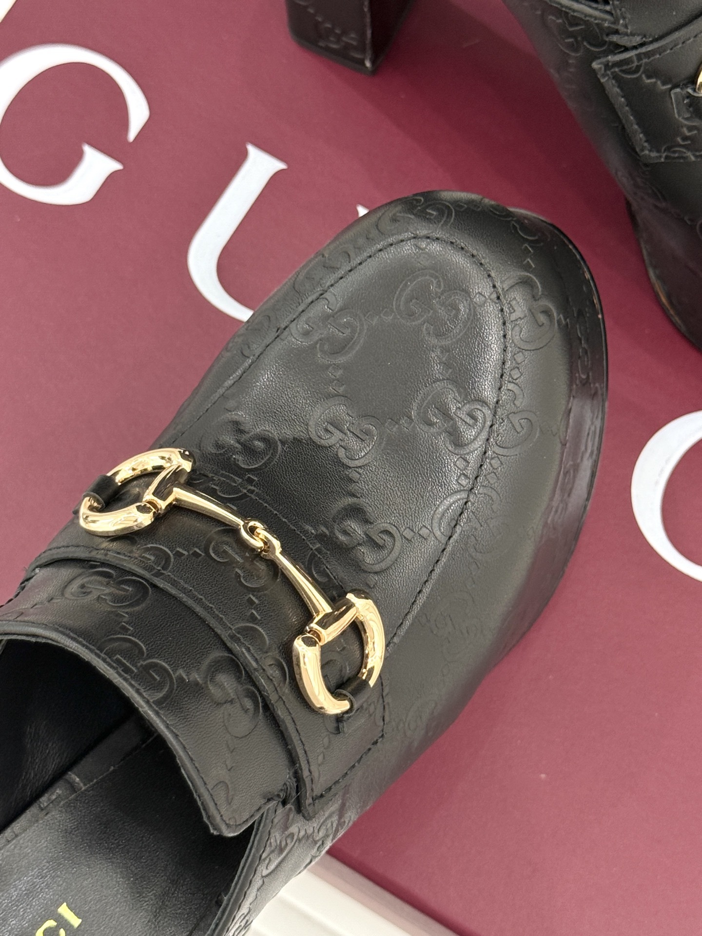 Gucci/古驰25WF新品防水台马衔扣高跟拖鞋承袭品牌马术本源的传奇印记标志性马衔扣以浅金色调闪耀鞋面