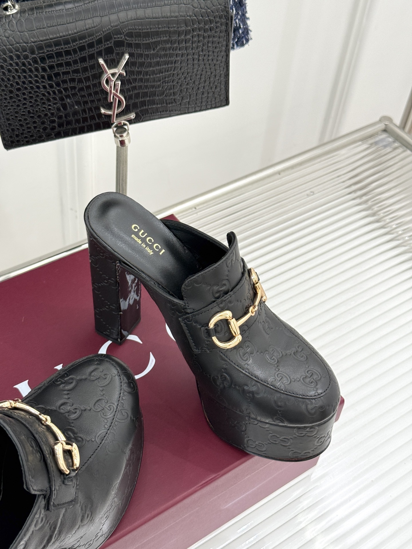 Gucci/古驰25WF新品防水台马衔扣高跟拖鞋承袭品牌马术本源的传奇印记标志性马衔扣以浅金色调闪耀鞋面