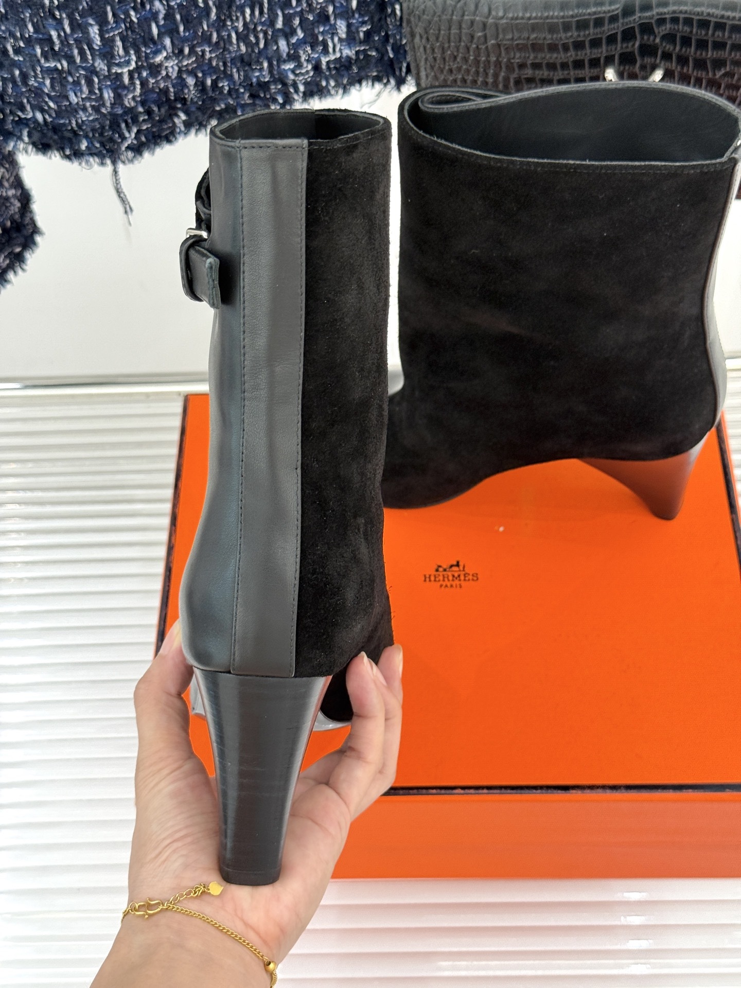 Hermès/爱马仕25WF秋冬新品尖头异型跟短靴文案以非凡设计诠释优雅与个性。承袭品牌经典马术元素尖头