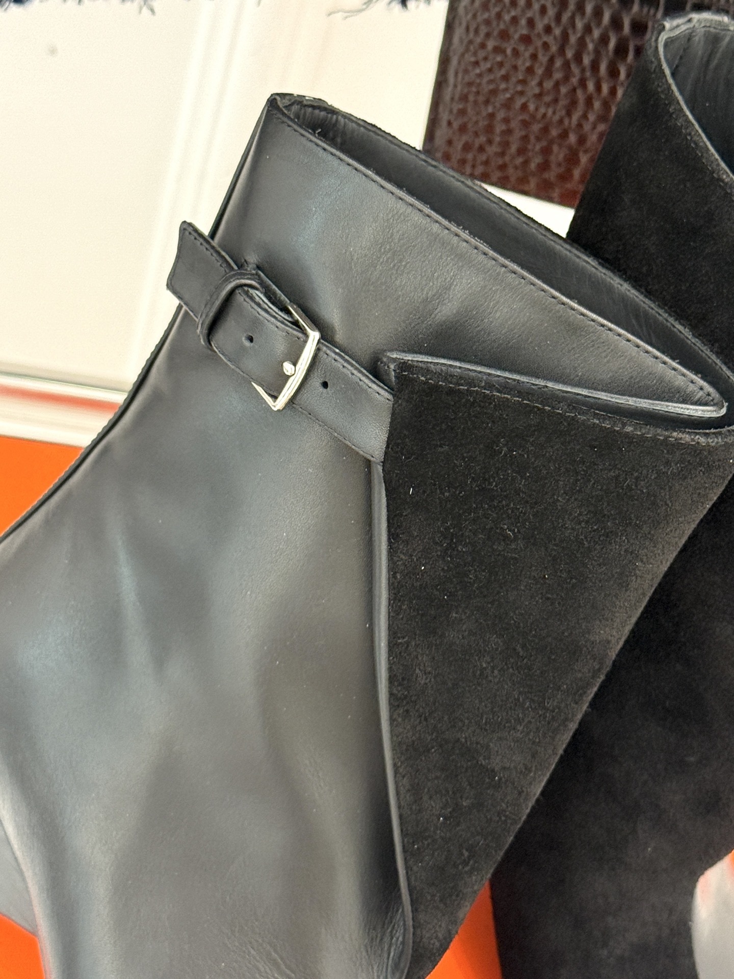 Hermès/爱马仕25WF秋冬新品尖头异型跟短靴文案以非凡设计诠释优雅与个性。承袭品牌经典马术元素尖头