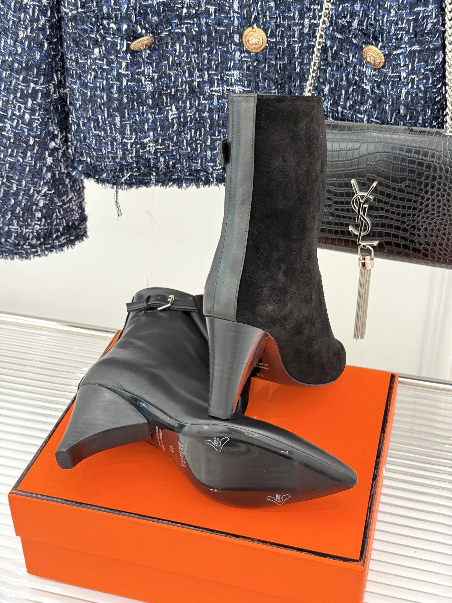 Hermès/爱马仕25WF秋冬新品尖头异型跟短靴文案以非凡设计诠释优雅与个性。承袭品牌经典马术元素尖头