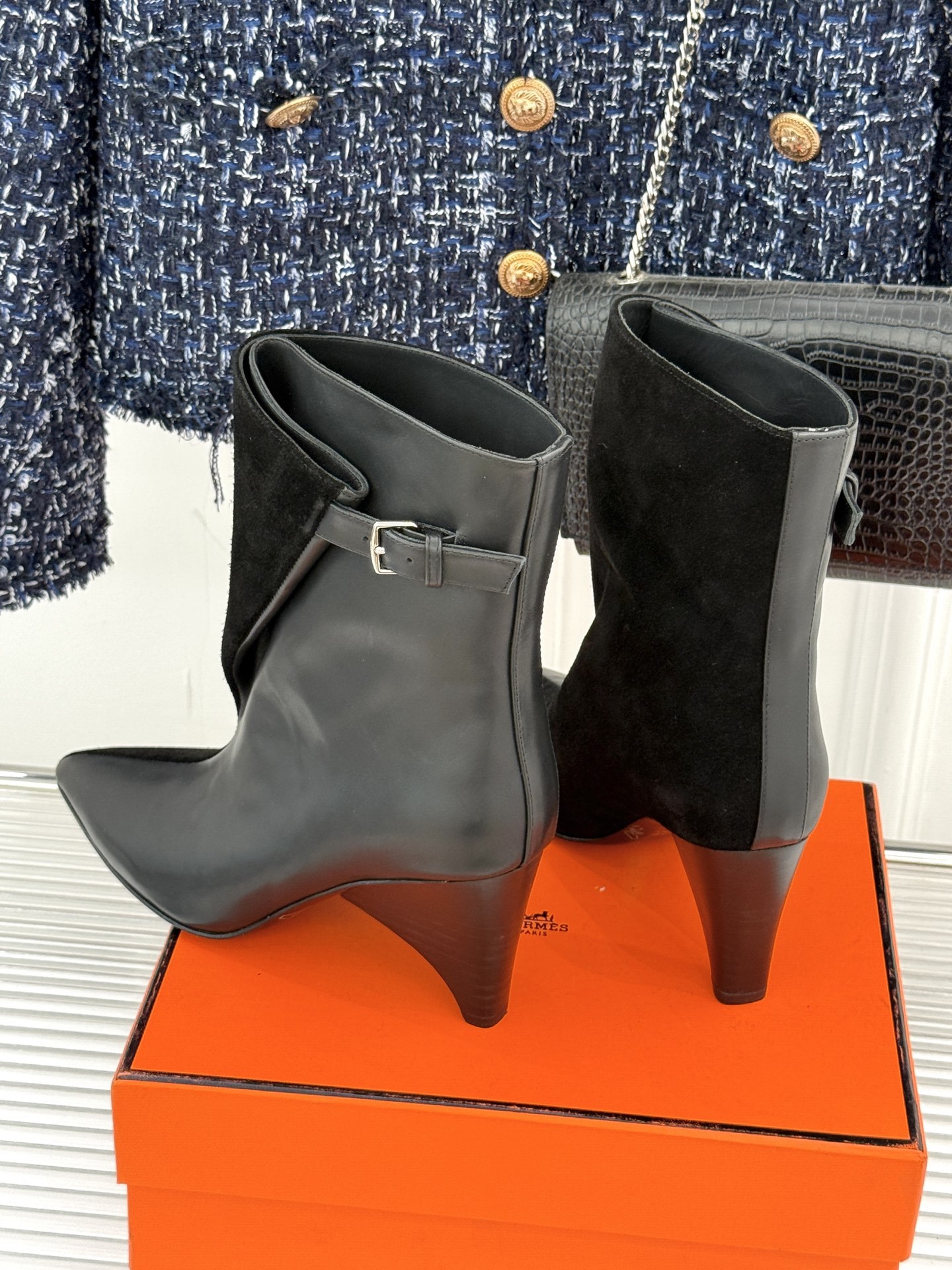Hermès/爱马仕25WF秋冬新品尖头异型跟短靴文案以非凡设计诠释优雅与个性。承袭品牌经典马术元素尖头
