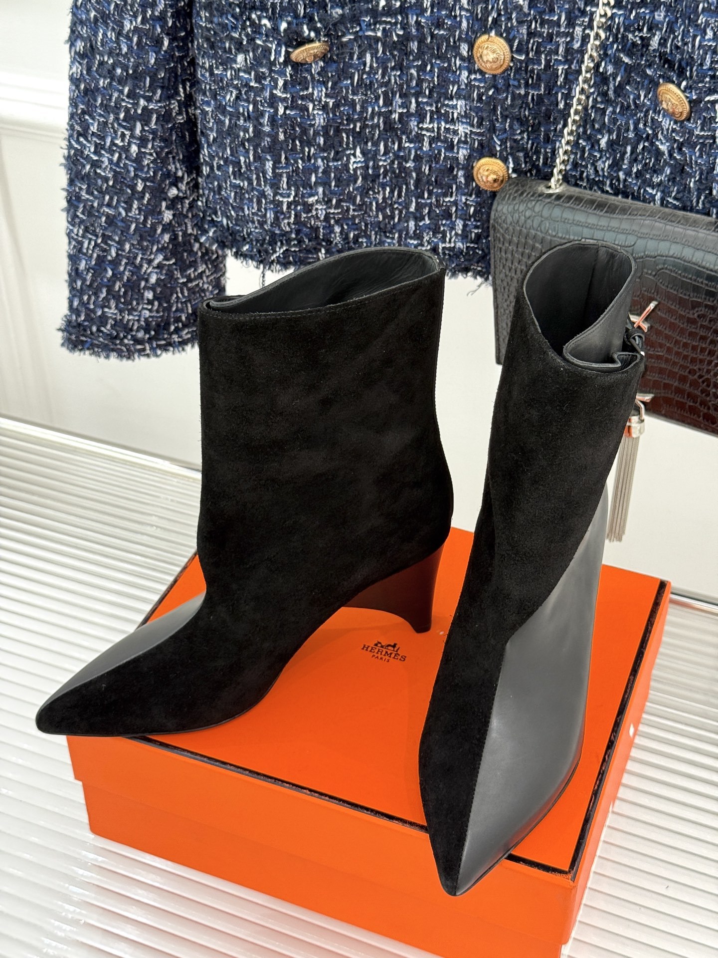 Hermès/爱马仕25WF秋冬新品尖头异型跟短靴文案以非凡设计诠释优雅与个性。承袭品牌经典马术元素尖头