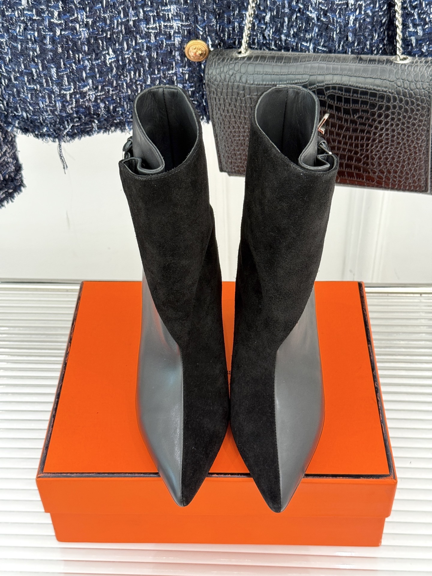 Hermès/爱马仕25WF秋冬新品尖头异型跟短靴文案以非凡设计诠释优雅与个性。承袭品牌经典马术元素尖头