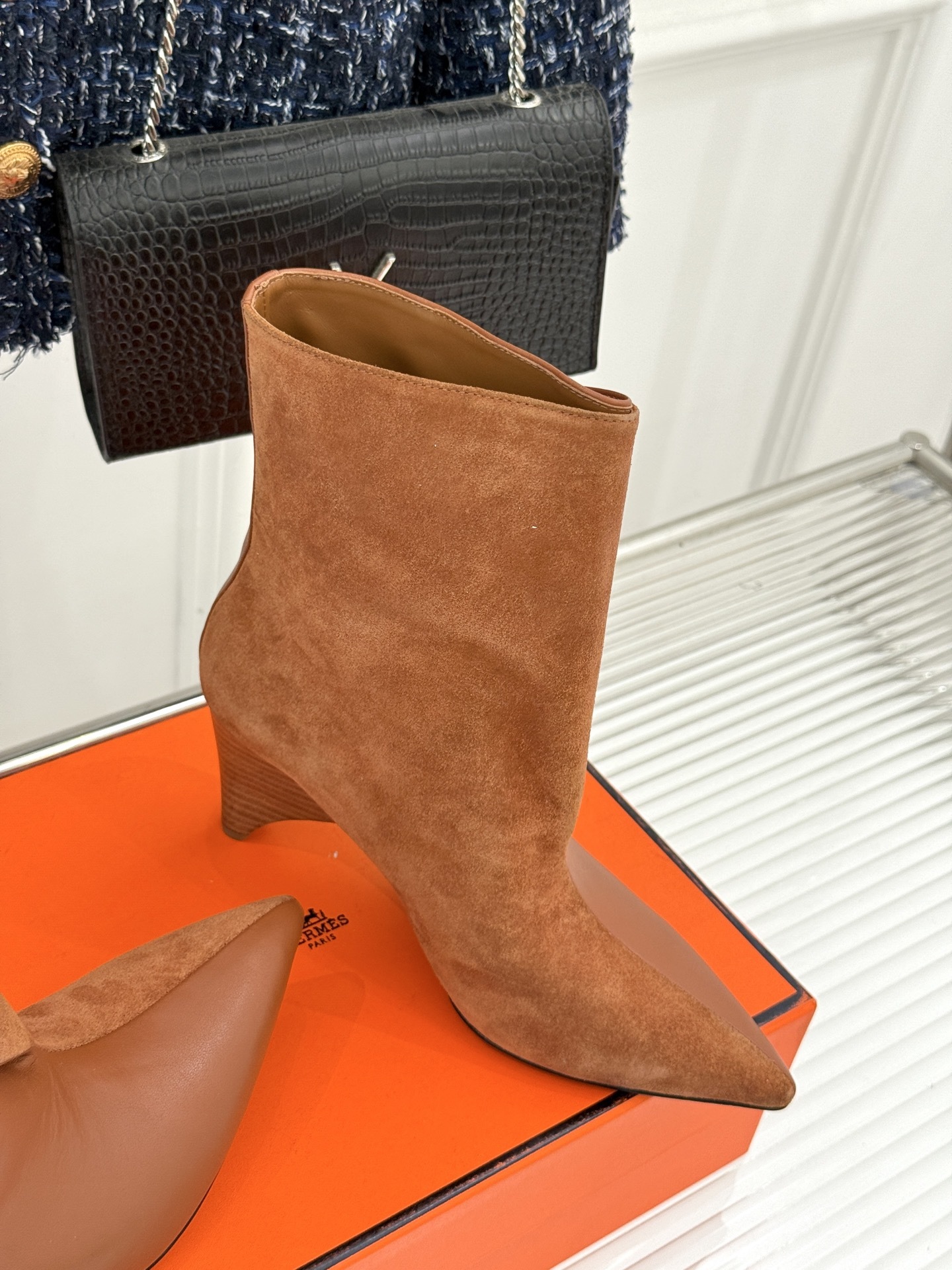 Hermès/爱马仕25WF秋冬新品尖头异型跟短靴文案以非凡设计诠释优雅与个性。承袭品牌经典马术元素尖头
