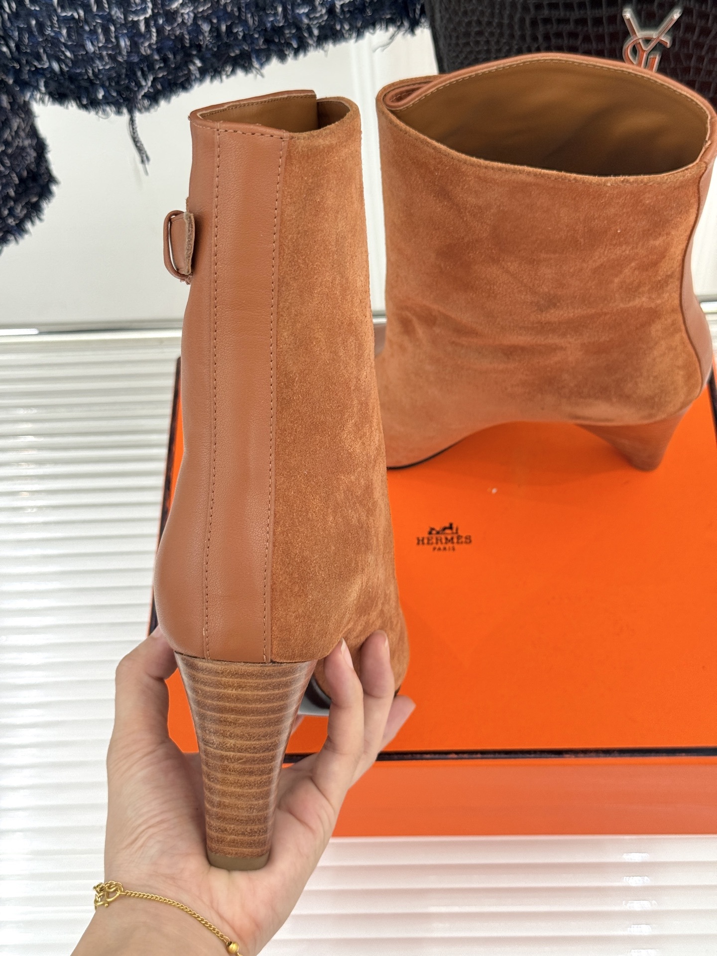 Hermès/爱马仕25WF秋冬新品尖头异型跟短靴文案以非凡设计诠释优雅与个性。承袭品牌经典马术元素尖头