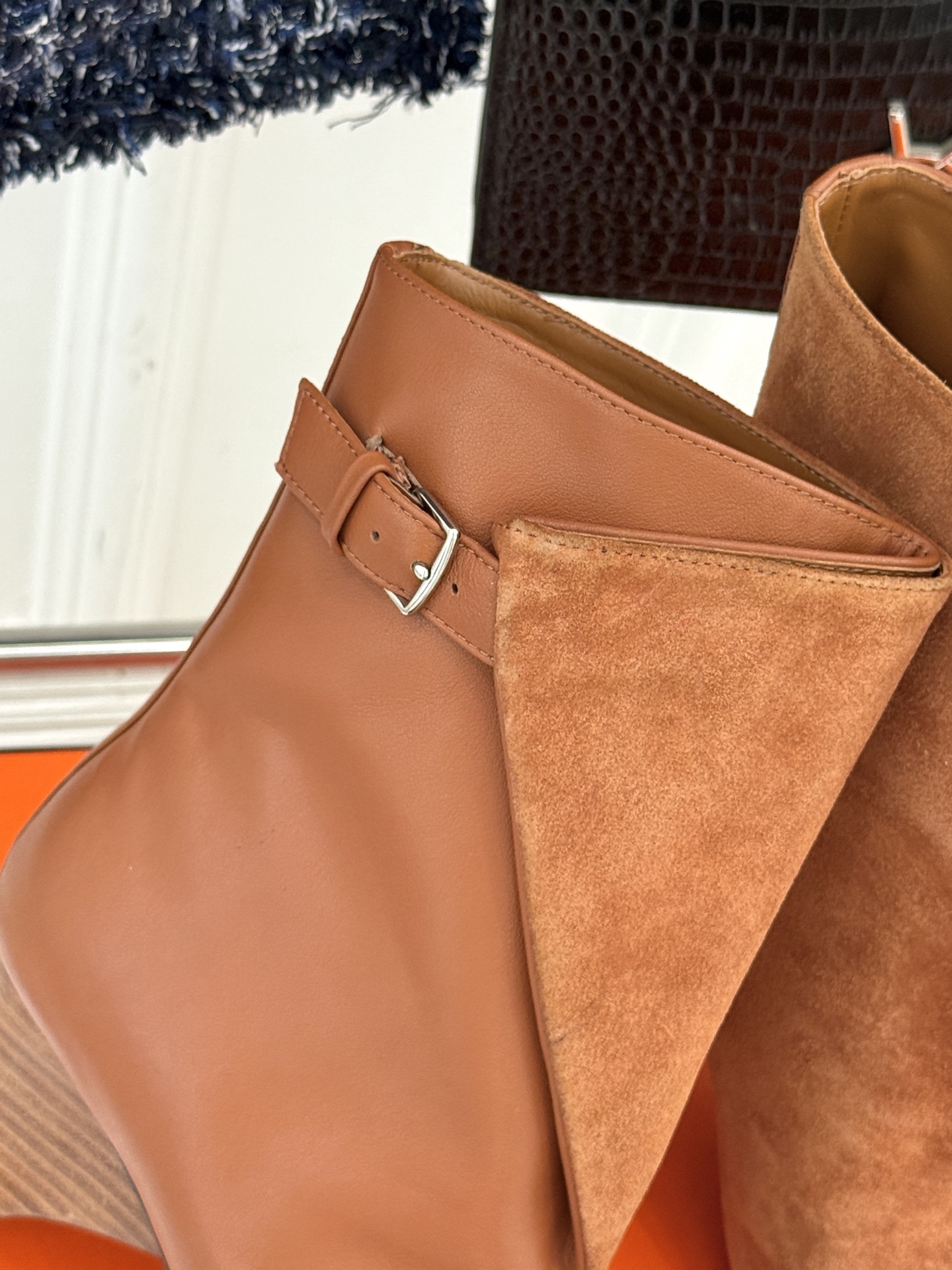 Hermès/爱马仕25WF秋冬新品尖头异型跟短靴文案以非凡设计诠释优雅与个性。承袭品牌经典马术元素尖头