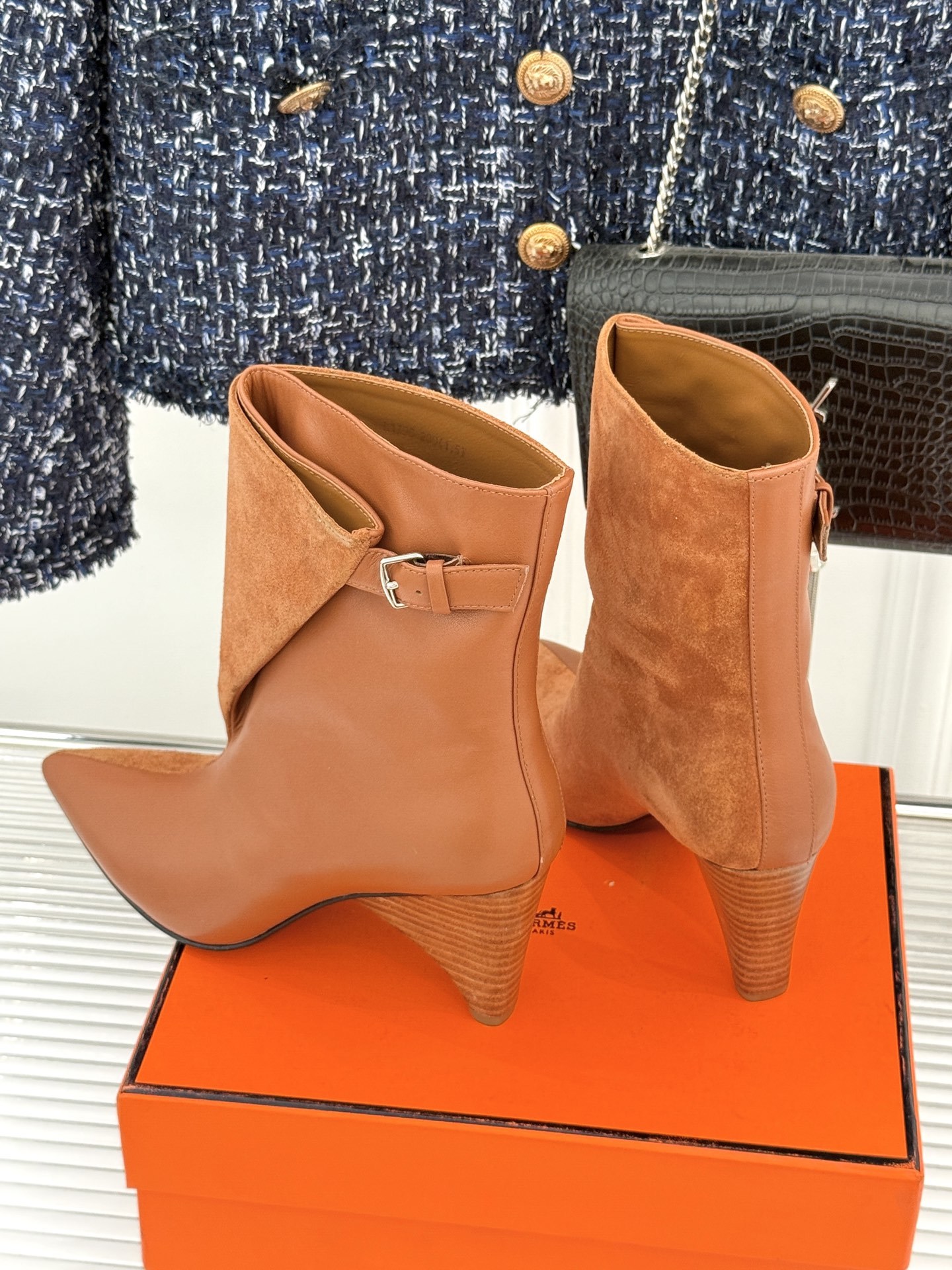 Hermès/爱马仕25WF秋冬新品尖头异型跟短靴文案以非凡设计诠释优雅与个性。承袭品牌经典马术元素尖头