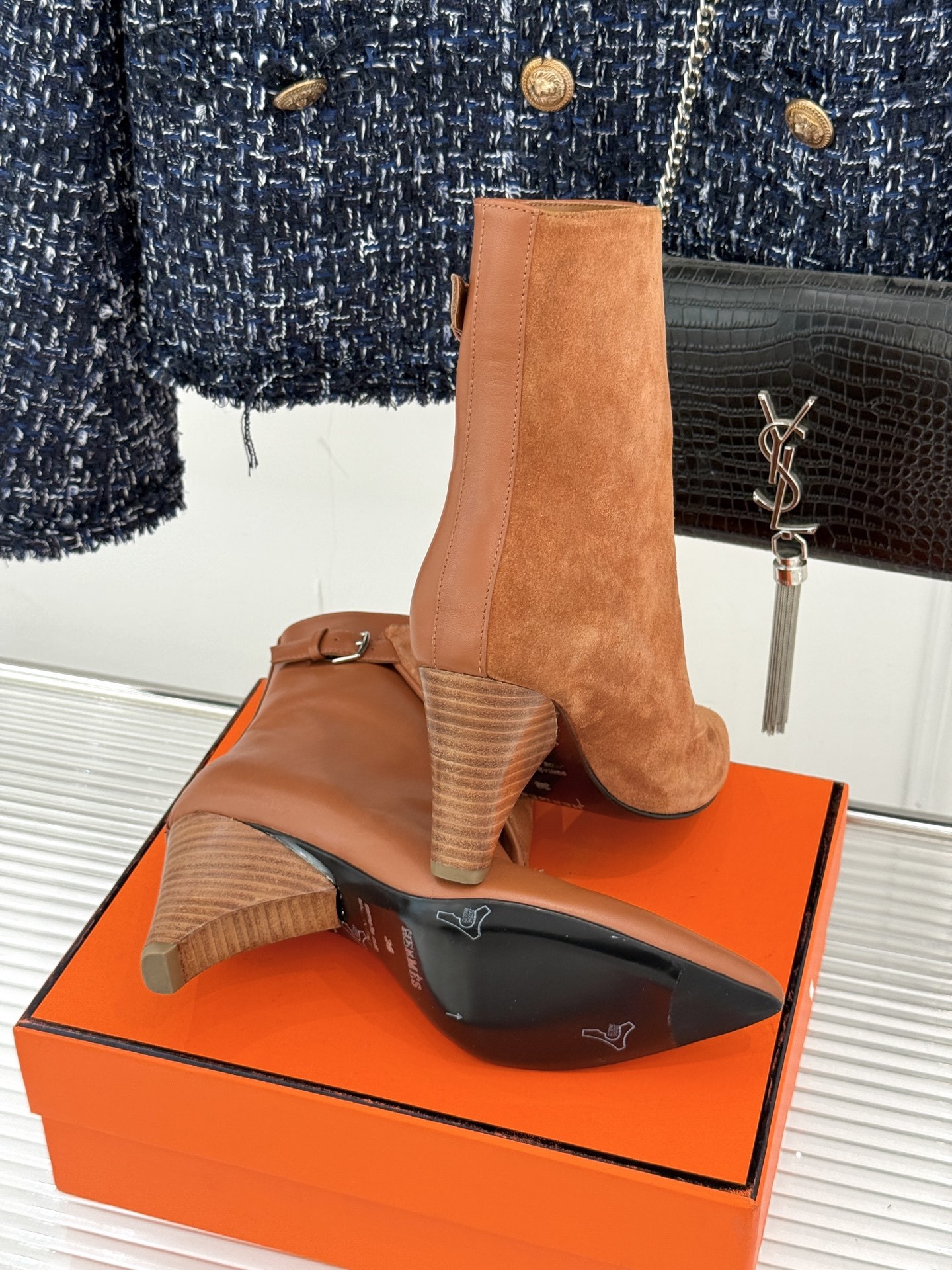 Hermès/爱马仕25WF秋冬新品尖头异型跟短靴文案以非凡设计诠释优雅与个性。承袭品牌经典马术元素尖头