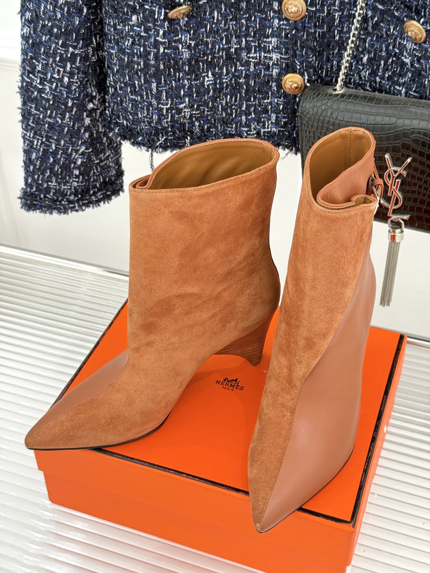 Hermès/爱马仕25WF秋冬新品尖头异型跟短靴文案以非凡设计诠释优雅与个性。承袭品牌经典马术元素尖头