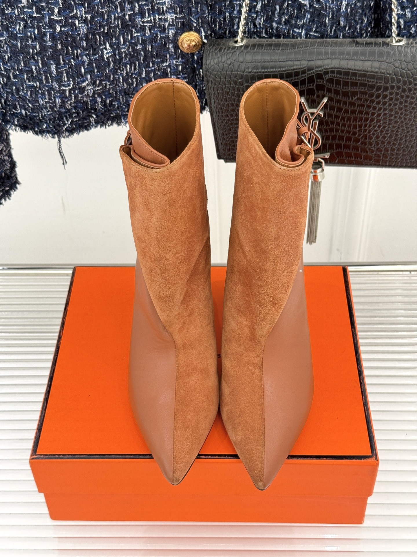 Hermès/爱马仕25WF秋冬新品尖头异型跟短靴文案以非凡设计诠释优雅与个性。承袭品牌经典马术元素尖头