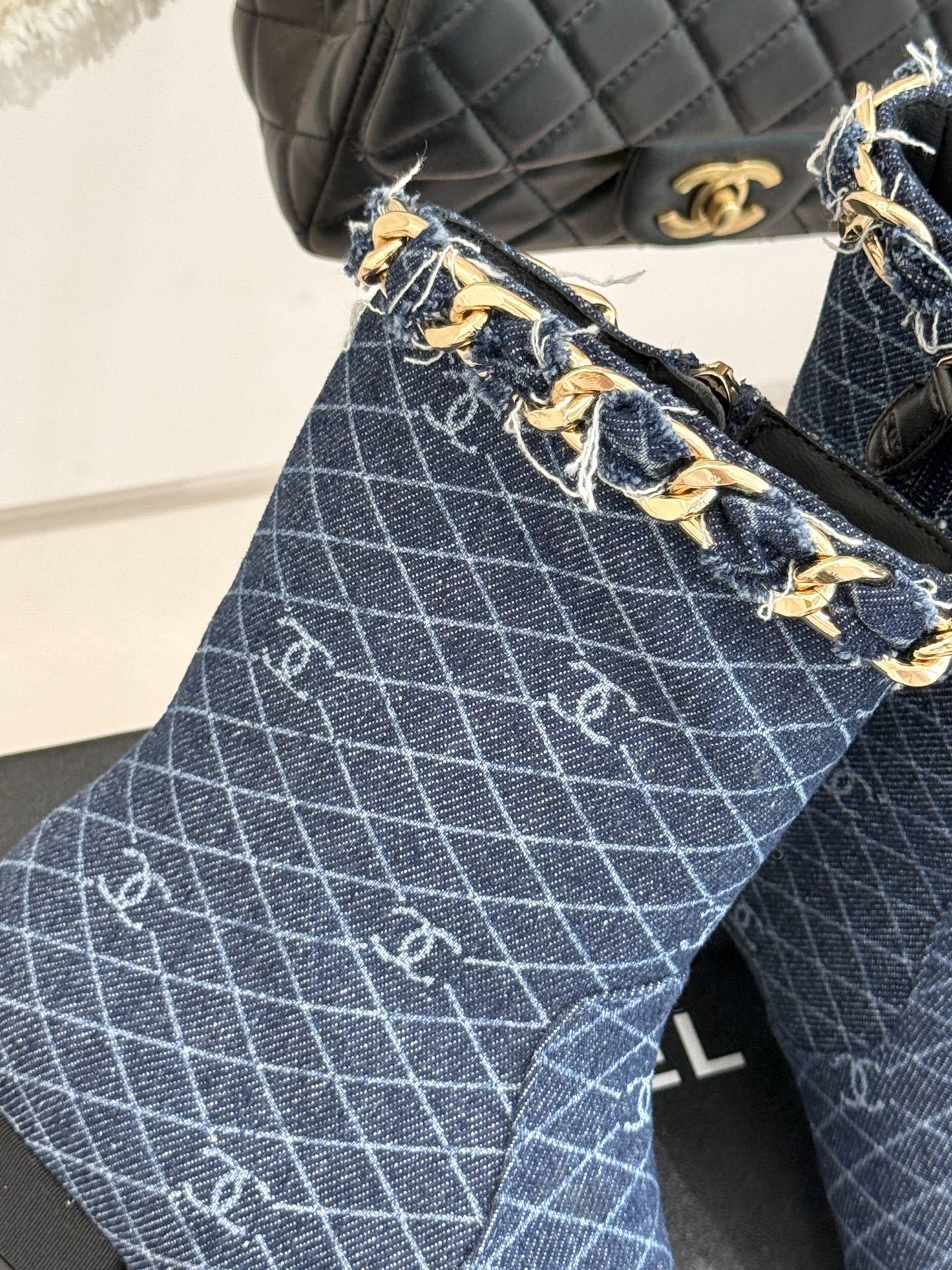 CHANE*|小香25k秋冬新品大链条拼色粗跟短靴标志性的大链条设计,把经典玩出花!粗旷却不失精致的金属