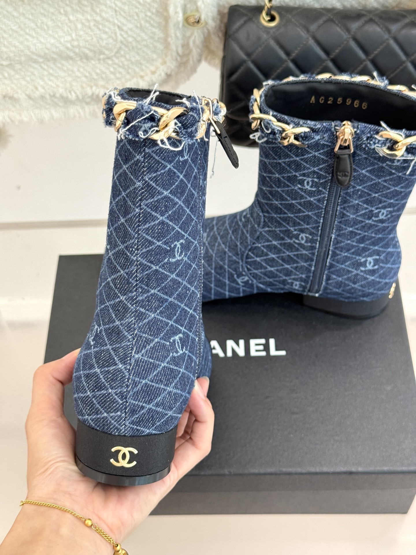 CHANE*|小香25k秋冬新品大链条拼色粗跟短靴标志性的大链条设计,把经典玩出花!粗旷却不失精致的金属