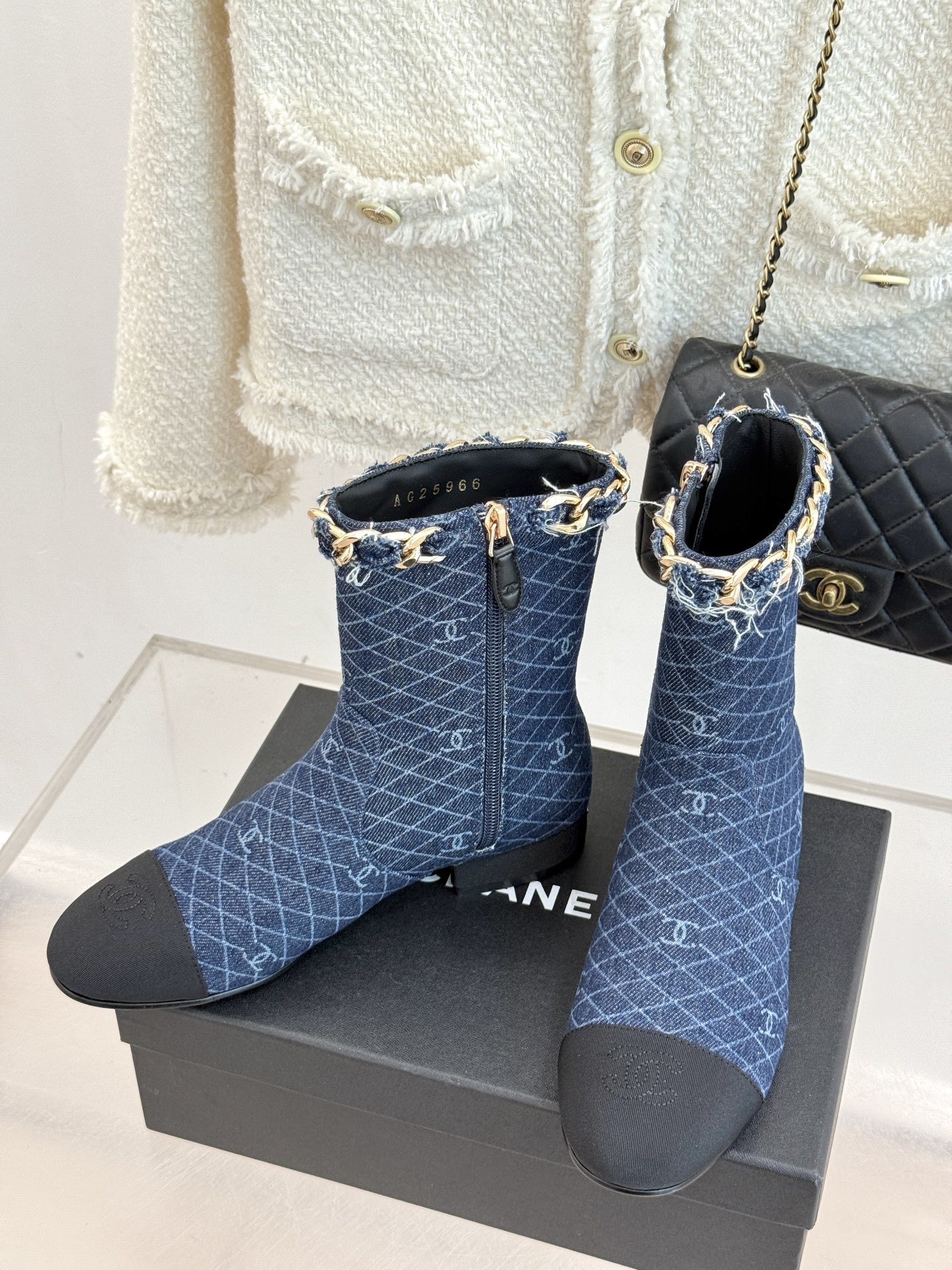 CHANE*|小香25k秋冬新品大链条拼色粗跟短靴标志性的大链条设计,把经典玩出花!粗旷却不失精致的金属